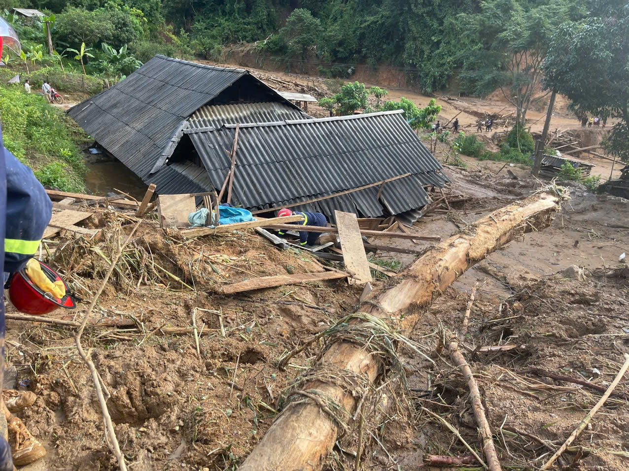Điện Bi&ecirc;n: Đường v&agrave;o c&aacute;c bản bị sạt lở kh&oacute; khăn, nhiều điểm chưa tiếp cận được- Ảnh 4.