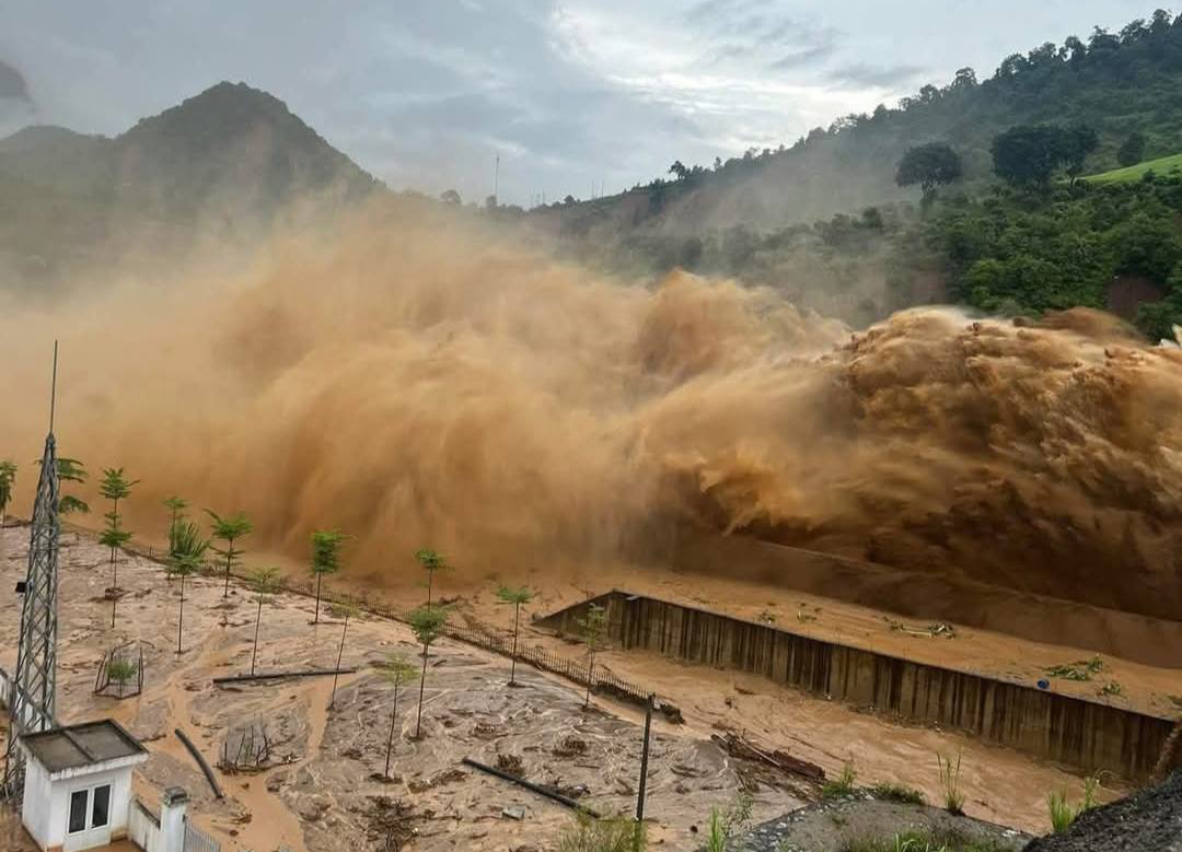 Điện Biên: Thủy điện xả lũ, sơ tán khẩn cấp người dân đến nơi an toàn- Ảnh 1. Điện Biên: Thủy điện xả lũ, sơ tán khẩn cấp người dân đến nơi an toàn- Ảnh 1.