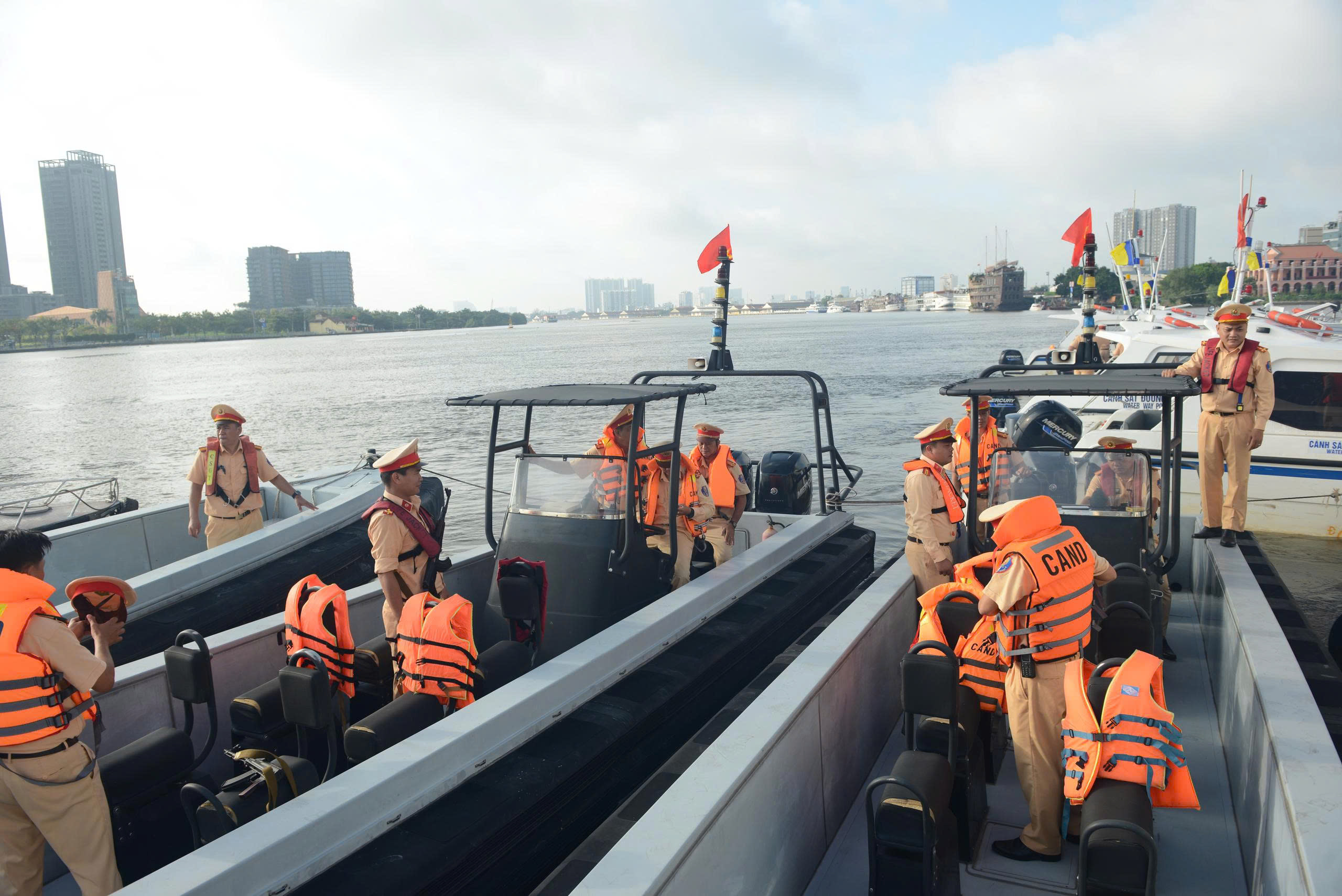 C&ocirc;ng an TP.HCM ra qu&acirc;n cao điểm trấn &aacute;p tội phạm tr&ecirc;n đường thủy- Ảnh 4.
