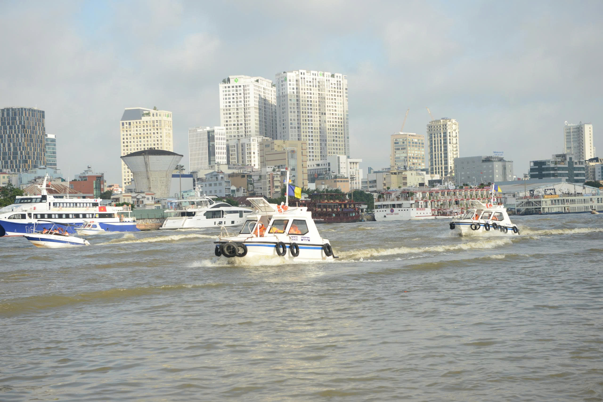 C&ocirc;ng an TP.HCM ra qu&acirc;n cao điểm trấn &aacute;p tội phạm tr&ecirc;n đường thủy- Ảnh 9.