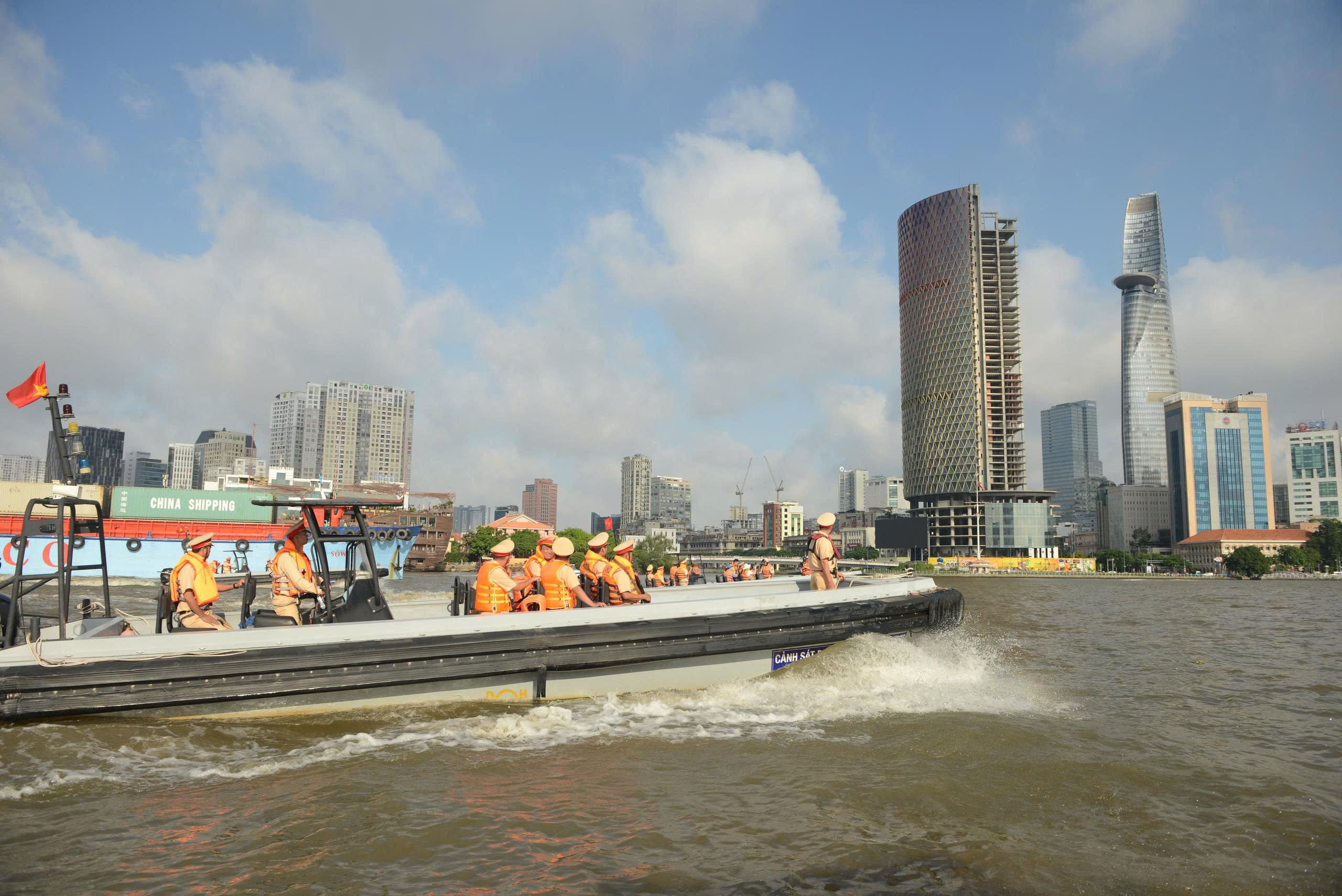 C&ocirc;ng an TP.HCM ra qu&acirc;n cao điểm trấn &aacute;p tội phạm tr&ecirc;n đường thủy- Ảnh 6.