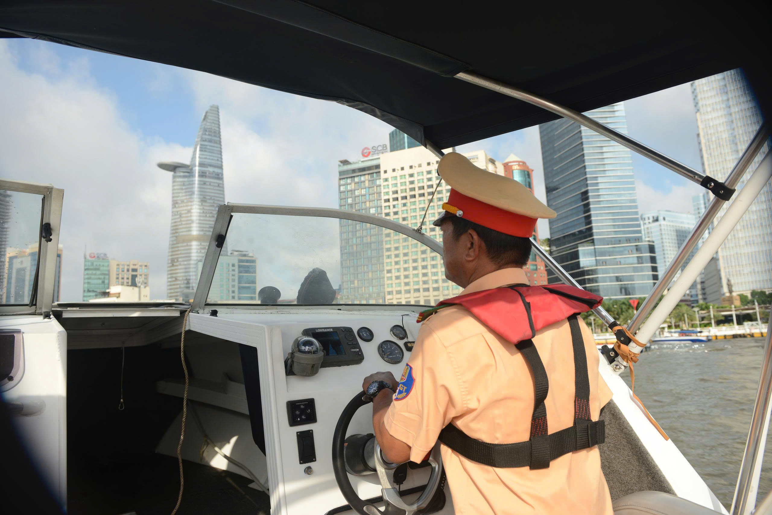 C&ocirc;ng an TP.HCM ra qu&acirc;n cao điểm trấn &aacute;p tội phạm tr&ecirc;n đường thủy- Ảnh 5.