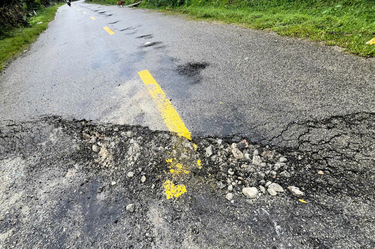 Quốc lộ 40B sạt lở nghiêm trọng, nhiều đoạn đứt gãy, sụt lún sâu cả mét- Ảnh 10. Quốc lộ 40B sạt lở nghiêm trọng, nhiều đoạn đứt gãy, sụt lún sâu cả mét- Ảnh 10.