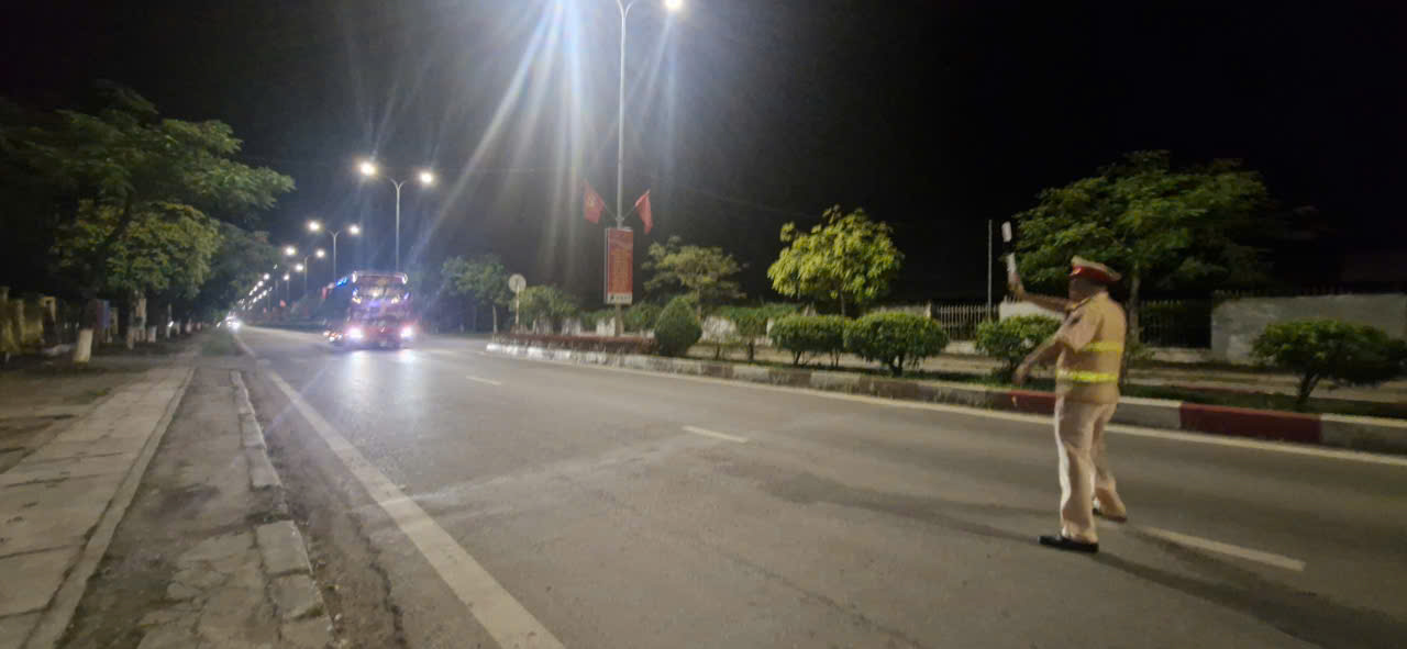 CSGT Cao Bằng tăng cường phòng ngừa tai nạn giao thông xe khách mùa mưa bão- Ảnh 3. CSGT Cao Bằng tăng cường phòng ngừa tai nạn giao thông xe khách mùa mưa bão- Ảnh 3.