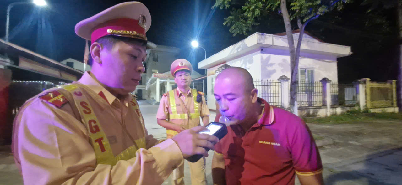 CSGT Cao Bằng tăng cường phòng ngừa tai nạn giao thông xe khách mùa mưa bão- Ảnh 2. CSGT Cao Bằng tăng cường phòng ngừa tai nạn giao thông xe khách mùa mưa bão- Ảnh 2.