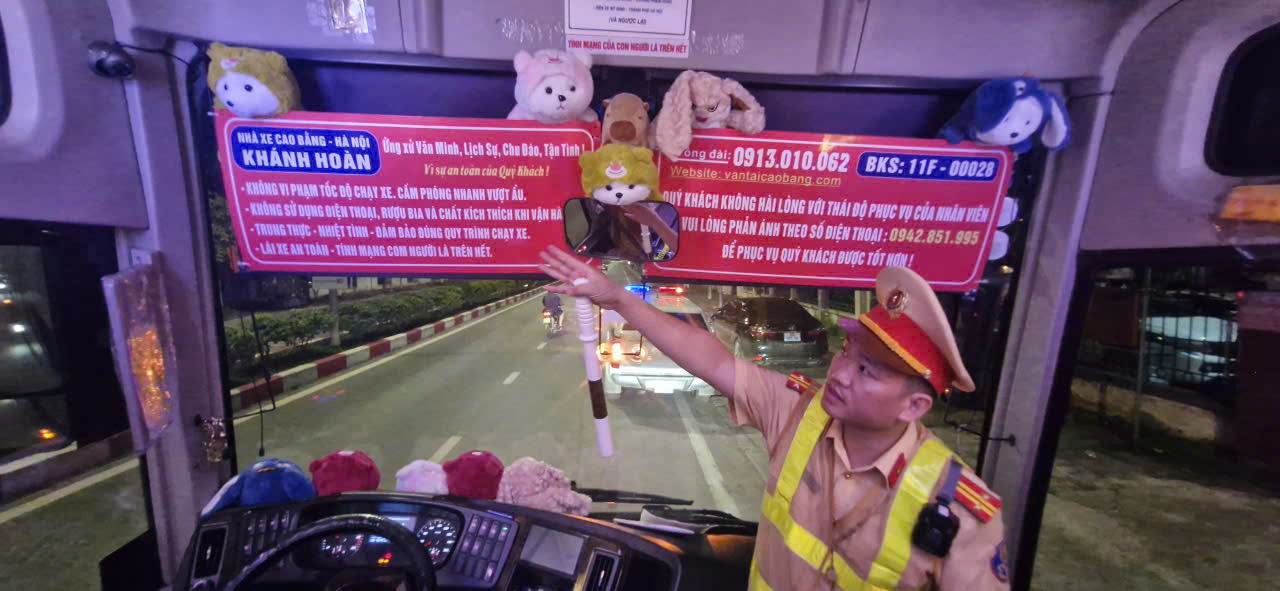 CSGT Cao Bằng tăng cường phòng ngừa tai nạn giao thông xe khách mùa mưa bão- Ảnh 1. CSGT Cao Bằng tăng cường phòng ngừa tai nạn giao thông xe khách mùa mưa bão- Ảnh 1.