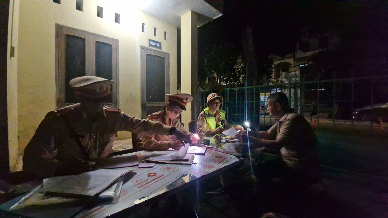 CSGT Cao Bằng tăng cường phòng ngừa tai nạn giao thông xe khách mùa mưa bão- Ảnh 4. CSGT Cao Bằng tăng cường phòng ngừa tai nạn giao thông xe khách mùa mưa bão- Ảnh 4.
