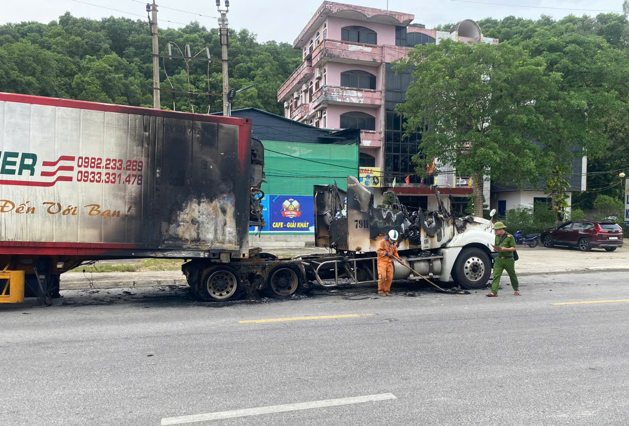 Xe container bốc ch&aacute;y ng&ugrave;n ngụt tr&ecirc;n quốc lộ 1 đoạn qua H&agrave; Tĩnh- Ảnh 1.
