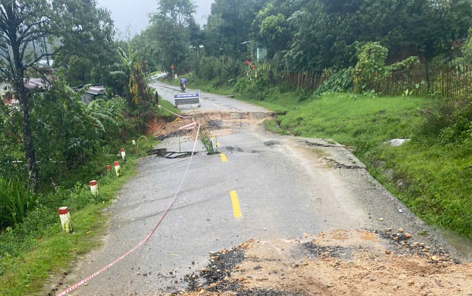 Quốc lộ 40B sạt lở nghiêm trọng, nhiều đoạn đứt gãy, sụt lún sâu cả mét- Ảnh 6. Quốc lộ 40B sạt lở nghiêm trọng, nhiều đoạn đứt gãy, sụt lún sâu cả mét- Ảnh 6.