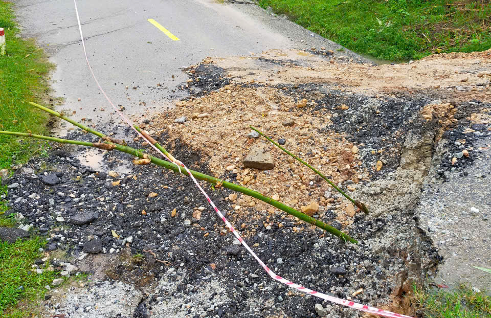 Quốc lộ 40B sạt lở nghiêm trọng, nhiều đoạn đứt gãy, sụt lún sâu cả mét- Ảnh 4. Quốc lộ 40B sạt lở nghiêm trọng, nhiều đoạn đứt gãy, sụt lún sâu cả mét- Ảnh 4.