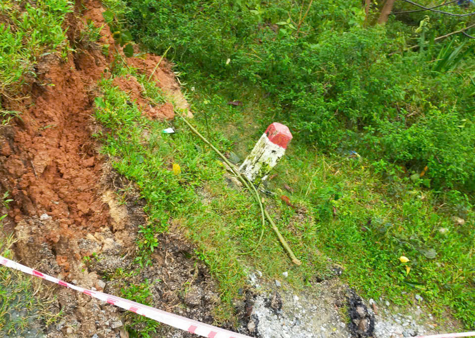 Quốc lộ 40B sạt lở nghiêm trọng, nhiều đoạn đứt gãy, sụt lún sâu cả mét- Ảnh 7. Quốc lộ 40B sạt lở nghiêm trọng, nhiều đoạn đứt gãy, sụt lún sâu cả mét- Ảnh 7.