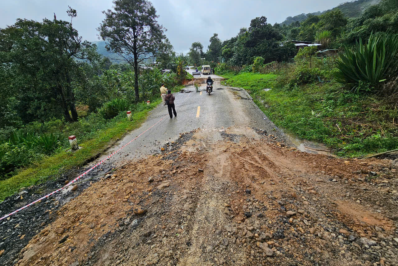 Quốc lộ 40B sạt lở nghiêm trọng, nhiều đoạn đứt gãy, sụt lún sâu cả mét- Ảnh 3. Quốc lộ 40B sạt lở nghiêm trọng, nhiều đoạn đứt gãy, sụt lún sâu cả mét- Ảnh 3.