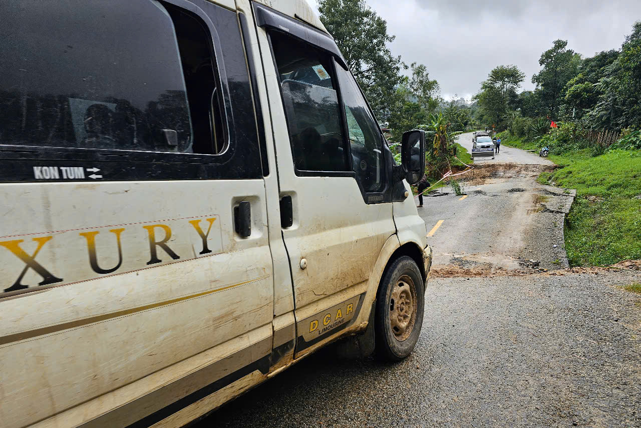 Quốc lộ 40B sạt lở nghiêm trọng, nhiều đoạn đứt gãy, sụt lún sâu cả mét- Ảnh 5. Quốc lộ 40B sạt lở nghiêm trọng, nhiều đoạn đứt gãy, sụt lún sâu cả mét- Ảnh 5.