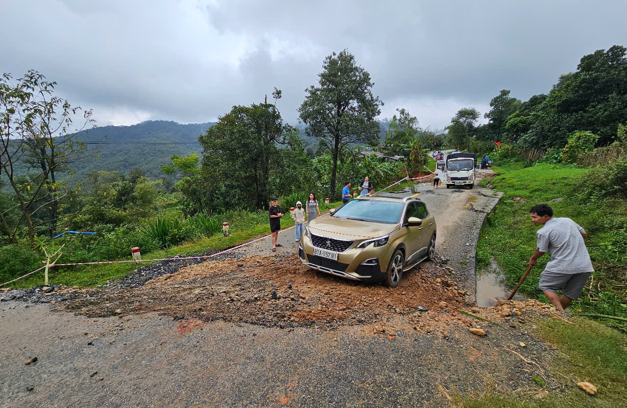 Quốc lộ 40B sạt lở nghiêm trọng, nhiều đoạn đứt gãy, sụt lún sâu cả mét- Ảnh 1. Quốc lộ 40B sạt lở nghiêm trọng, nhiều đoạn đứt gãy, sụt lún sâu cả mét- Ảnh 1.
