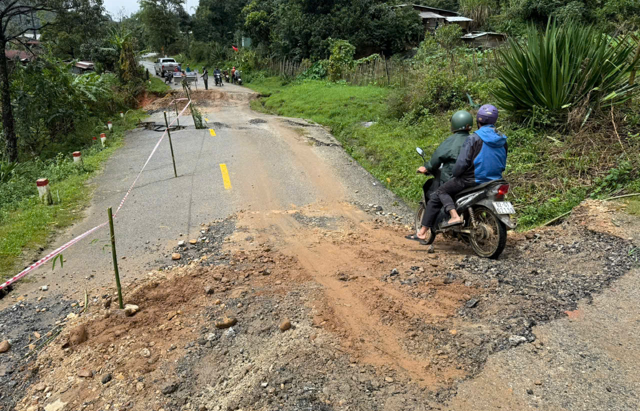 Quốc lộ 40B sạt lở nghiêm trọng, nhiều đoạn đứt gãy, sụt lún sâu cả mét- Ảnh 2. Quốc lộ 40B sạt lở nghiêm trọng, nhiều đoạn đứt gãy, sụt lún sâu cả mét- Ảnh 2.