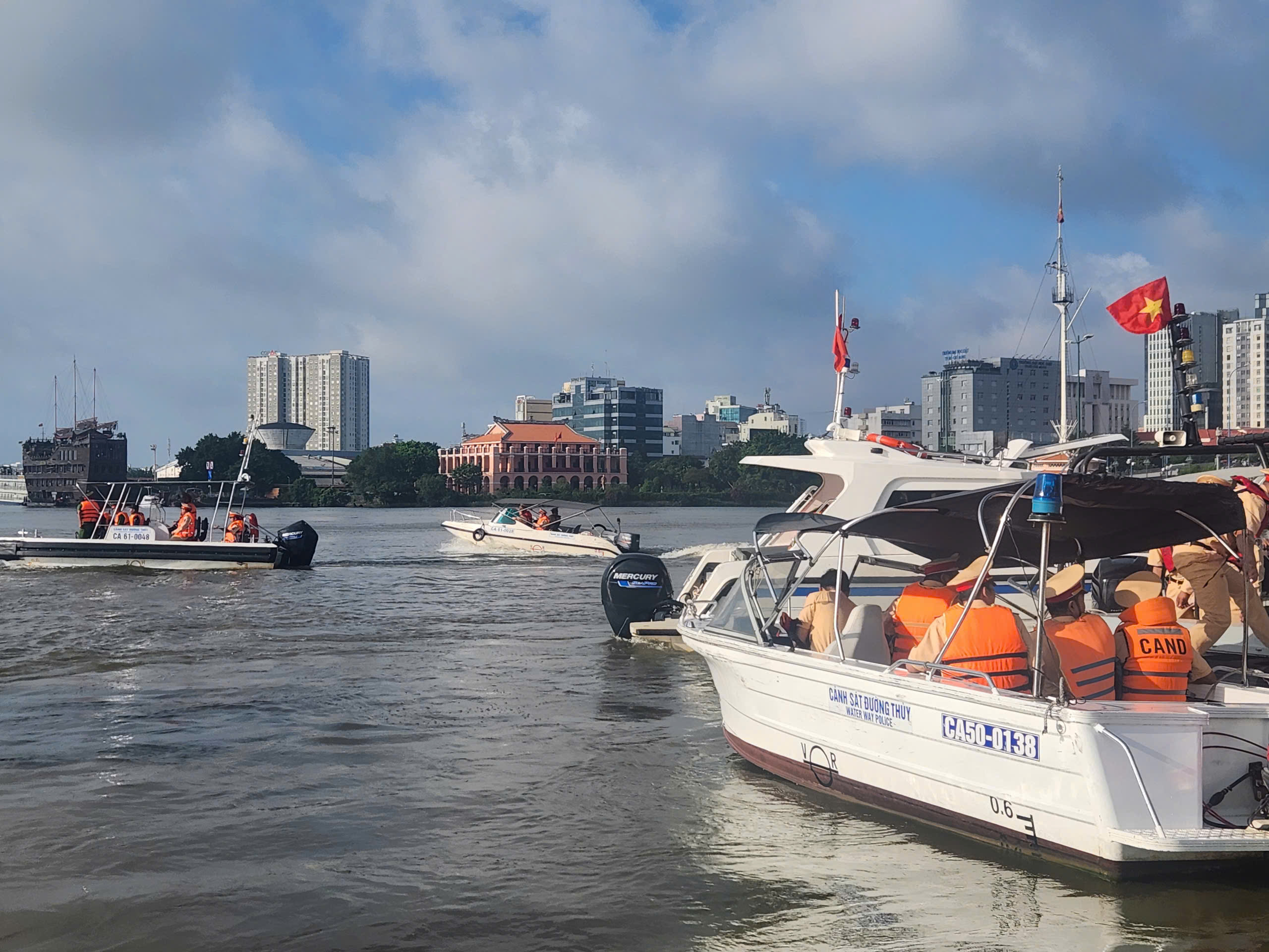 C&ocirc;ng an TP.HCM ra qu&acirc;n cao điểm trấn &aacute;p tội phạm tr&ecirc;n đường thủy- Ảnh 8.