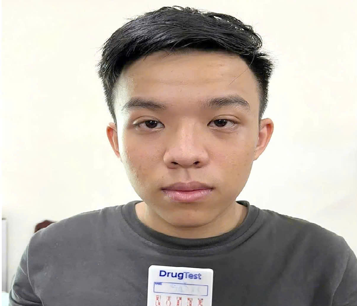 Đồng Nai: Triệt phá đường dây ma túy từ Campuchia, thu giữ súng và gần 2kg ma túy- Ảnh 2. Đồng Nai: Triệt phá đường dây ma túy từ Campuchia, thu giữ súng và gần 2kg ma túy- Ảnh 2.