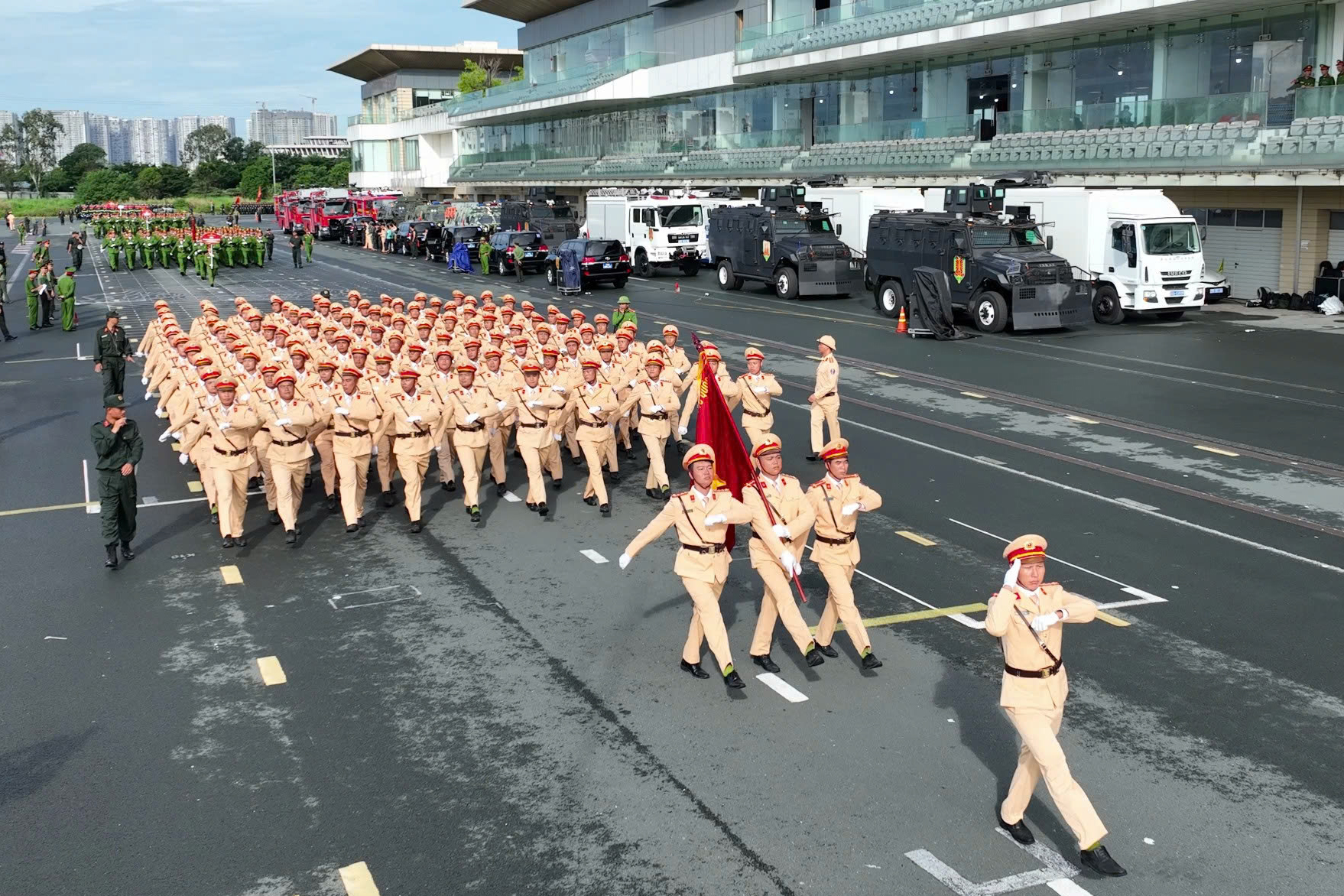 Nữ CSGT H&agrave; Nội tr&igrave;nh diễn v&otilde; thuật tại buổi hợp luyện diễu binh, diễu h&agrave;nh- Ảnh 2.