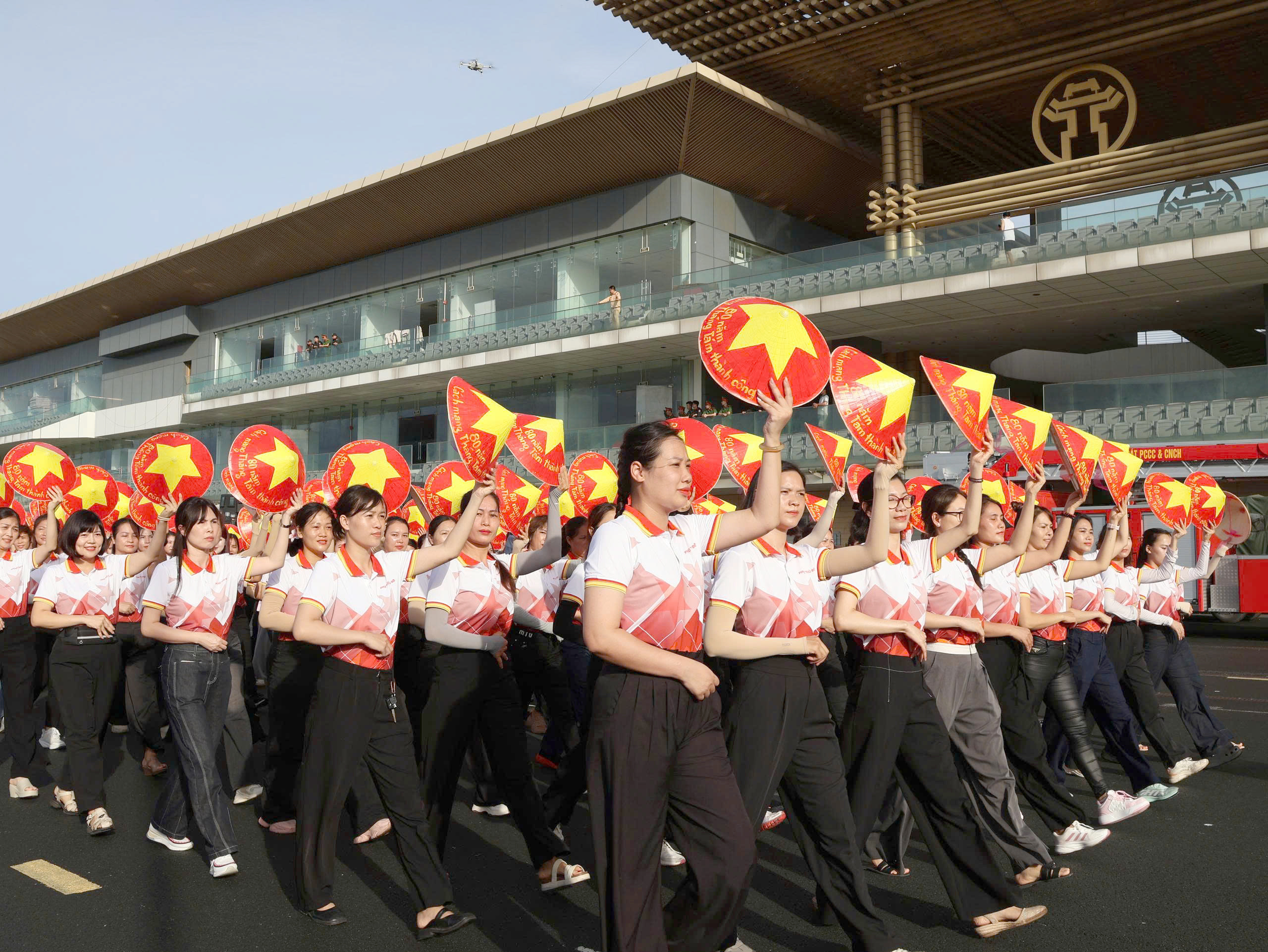 Nữ CSGT H&agrave; Nội tr&igrave;nh diễn v&otilde; thuật tại buổi hợp luyện diễu binh, diễu h&agrave;nh- Ảnh 3.