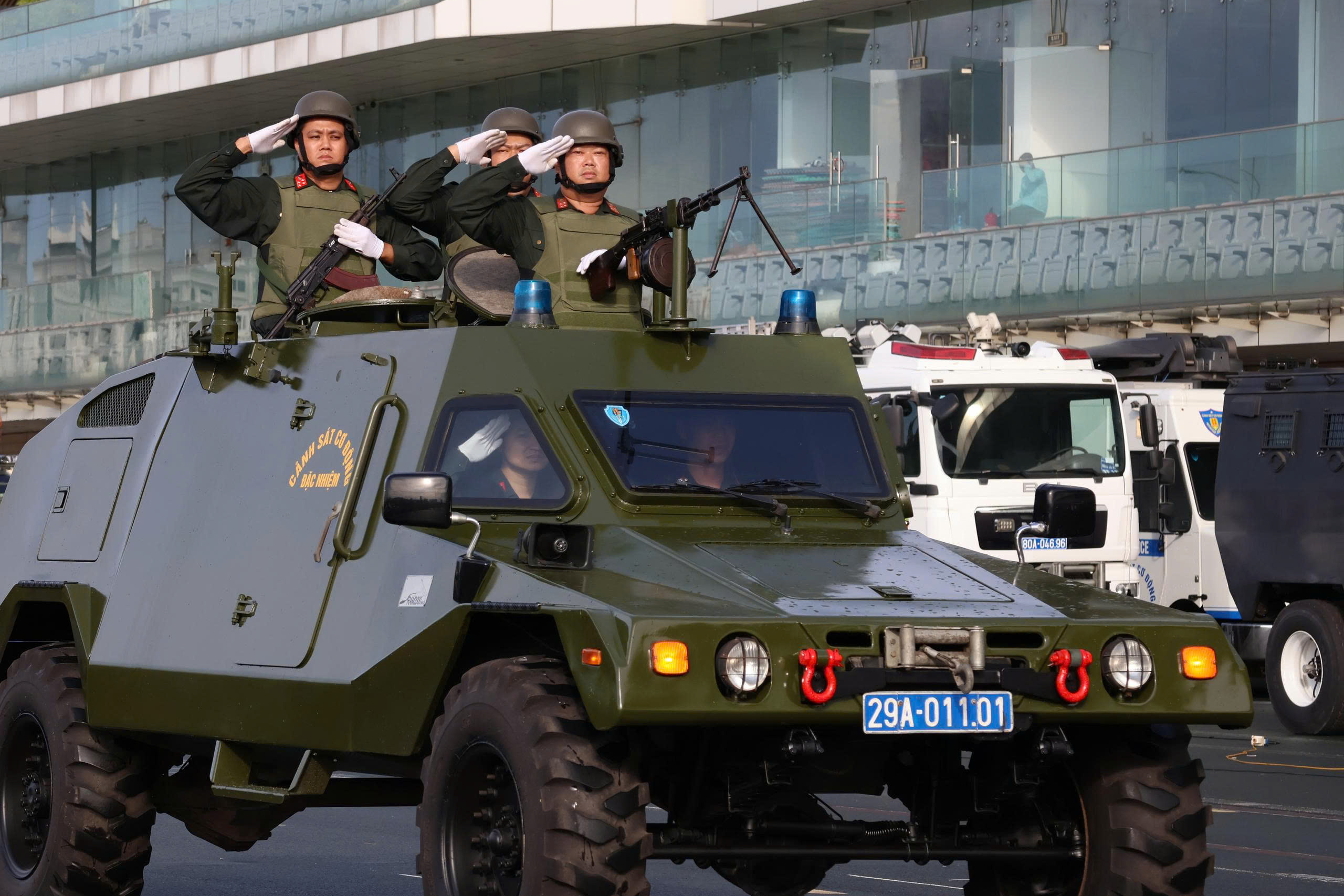 Nữ CSGT H&agrave; Nội tr&igrave;nh diễn v&otilde; thuật tại buổi hợp luyện diễu binh, diễu h&agrave;nh- Ảnh 1.