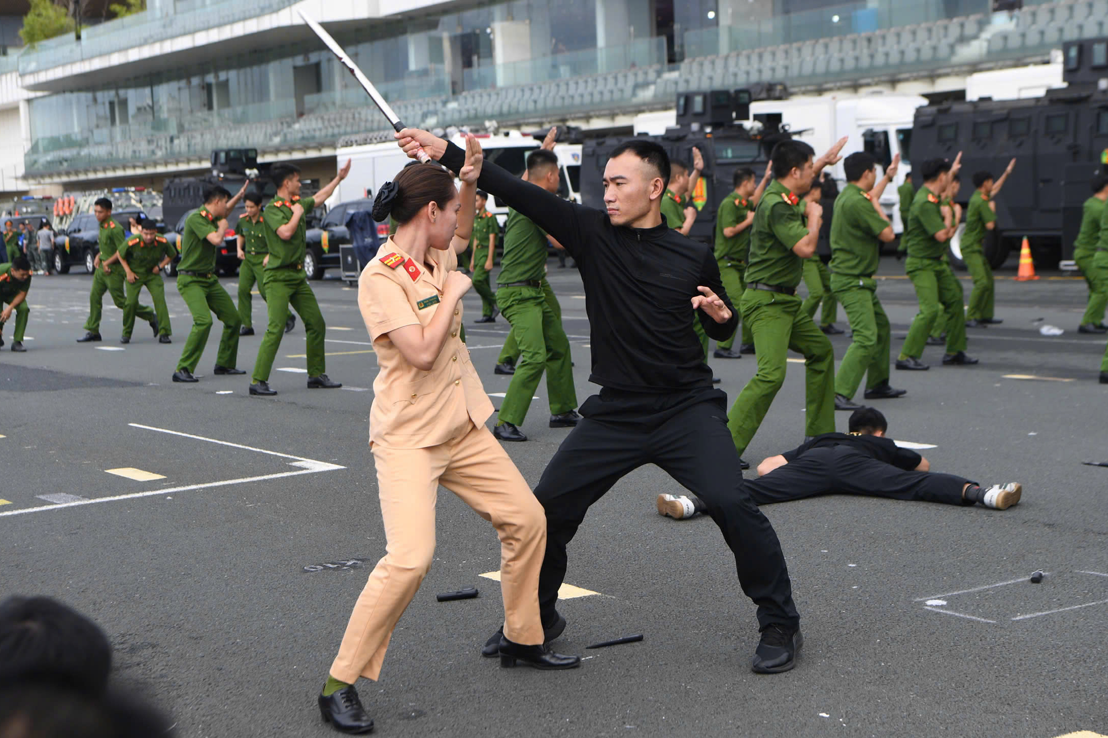 Nữ CSGT H&agrave; Nội tr&igrave;nh diễn v&otilde; thuật tại buổi hợp luyện diễu binh, diễu h&agrave;nh- Ảnh 9.