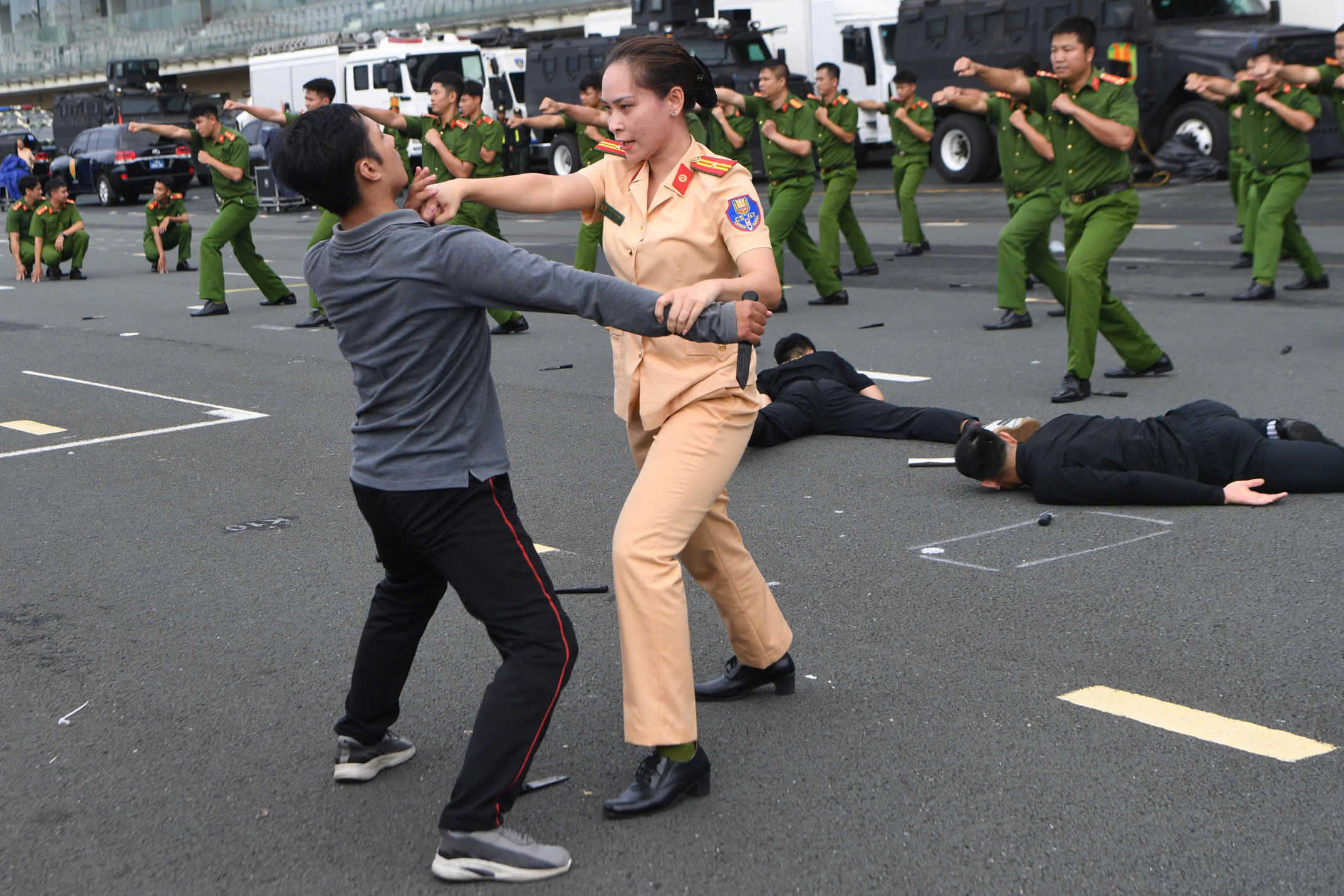 Nữ CSGT H&agrave; Nội tr&igrave;nh diễn v&otilde; thuật tại buổi hợp luyện diễu binh, diễu h&agrave;nh- Ảnh 8.