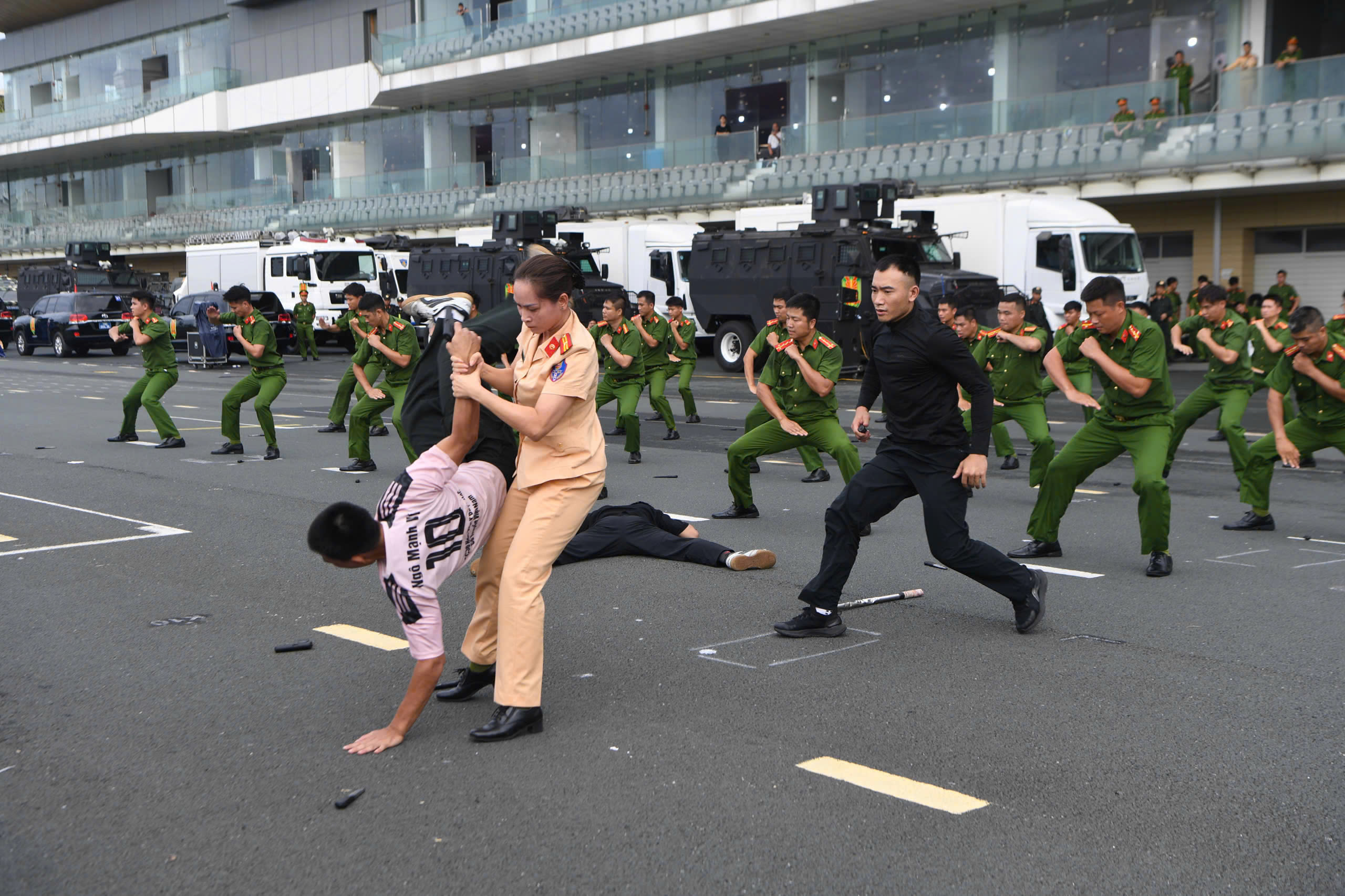 Nữ CSGT H&agrave; Nội tr&igrave;nh diễn v&otilde; thuật tại buổi hợp luyện diễu binh, diễu h&agrave;nh- Ảnh 10.