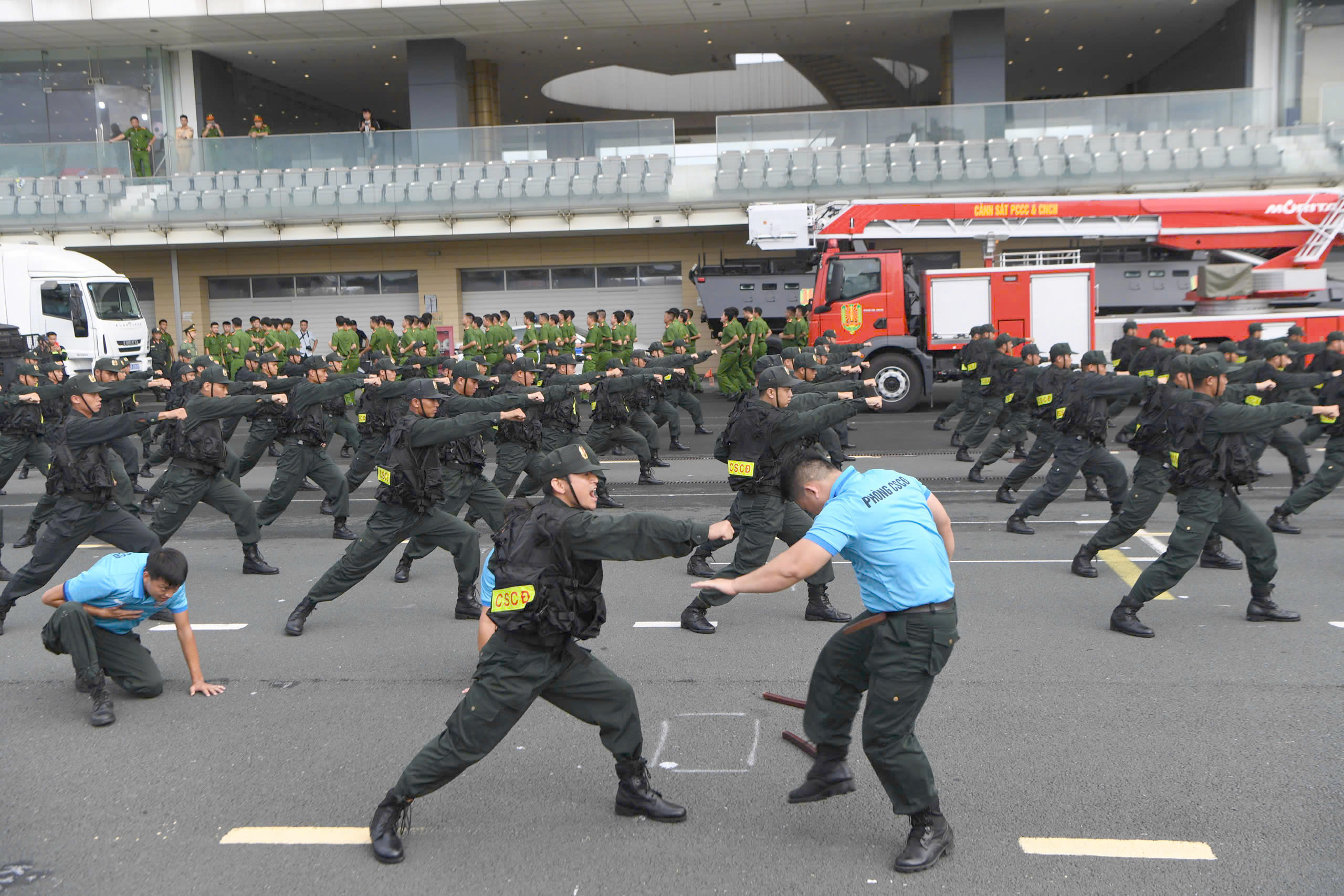 Nữ CSGT H&agrave; Nội tr&igrave;nh diễn v&otilde; thuật tại buổi hợp luyện diễu binh, diễu h&agrave;nh- Ảnh 13.