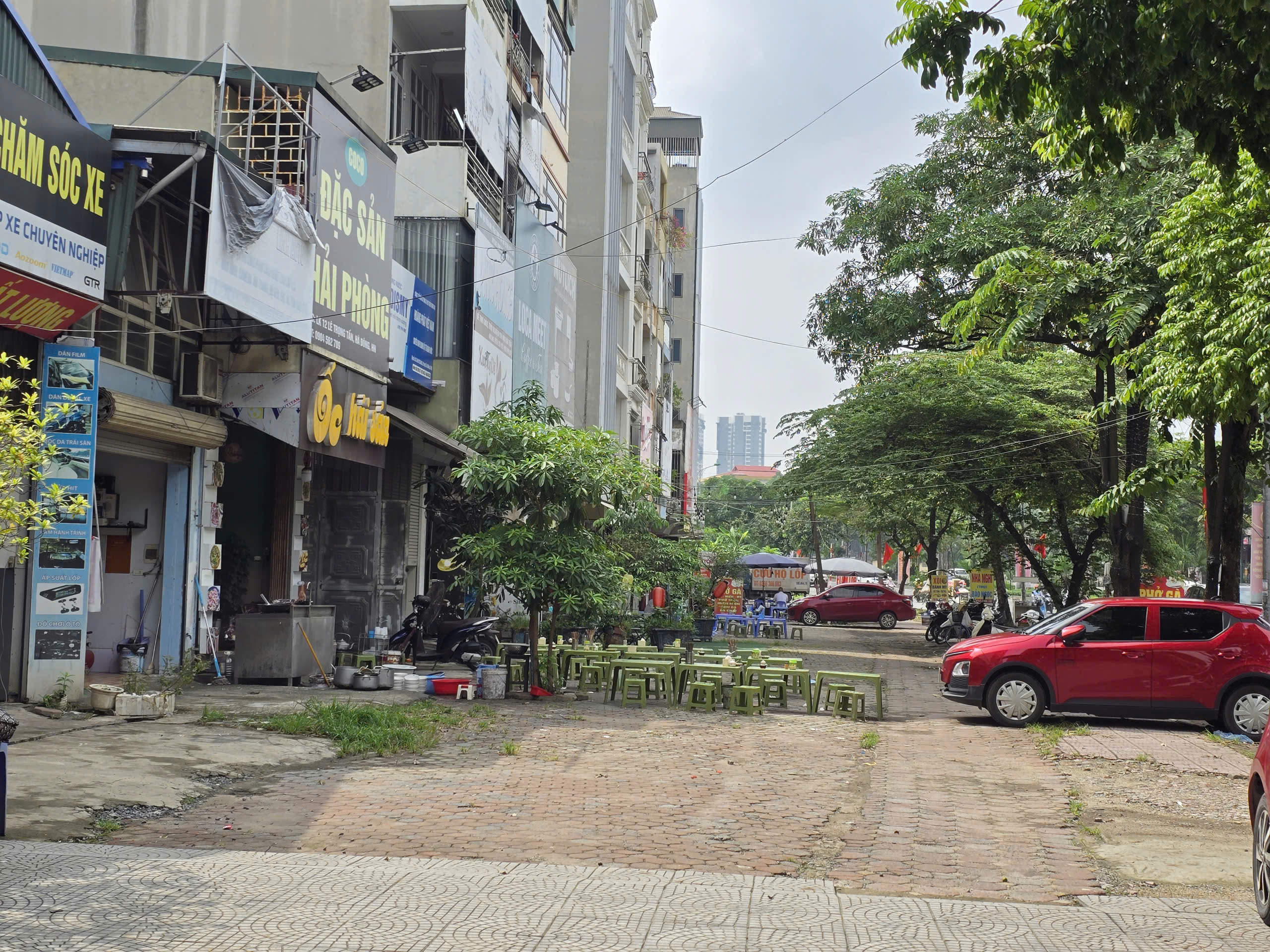 H&agrave; Nội: Cần tăng cường xử l&yacute; t&igrave;nh trạng lấn chiếm vỉa h&egrave; tr&ecirc;n đường L&ecirc; Trọng Tấn- Ảnh 2.