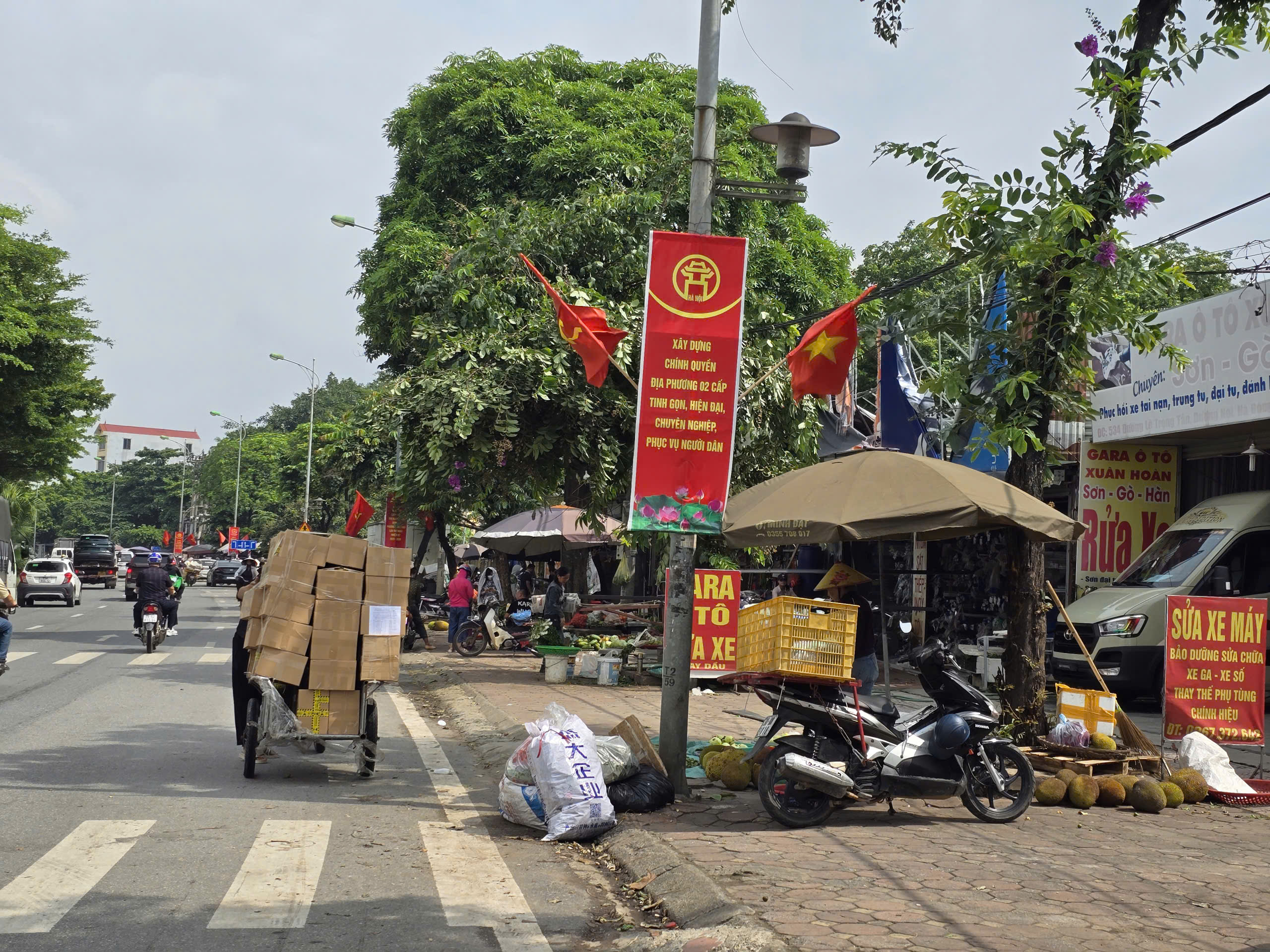 H&agrave; Nội: Cần tăng cường xử l&yacute; t&igrave;nh trạng lấn chiếm vỉa h&egrave; tr&ecirc;n đường L&ecirc; Trọng Tấn- Ảnh 5.
