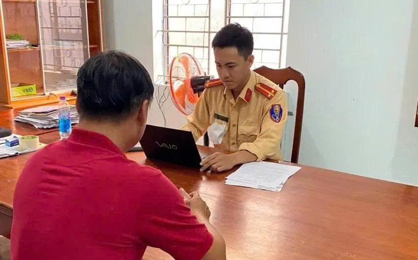 Phạt tiền, trừ điểm tài xế ô tô con vượt ẩu suýt gây tai nạn trên đèo Khánh Lê- Ảnh 1. Phạt tiền, trừ điểm tài xế ô tô con vượt ẩu suýt gây tai nạn trên đèo Khánh Lê- Ảnh 1.