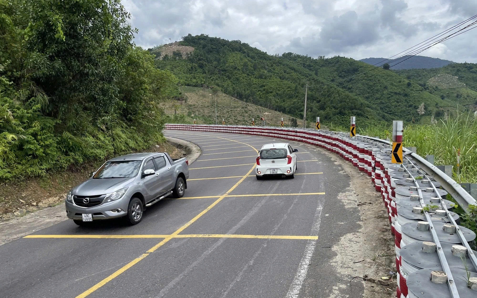 Xe điện du lịch tông nhóm người đi bộ ở Gia Lai, một phụ nữ tử vong- Ảnh 2. Phạt tiền, trừ điểm tài xế ô tô con vượt ẩu suýt gây tai nạn trên đèo Khánh Lê