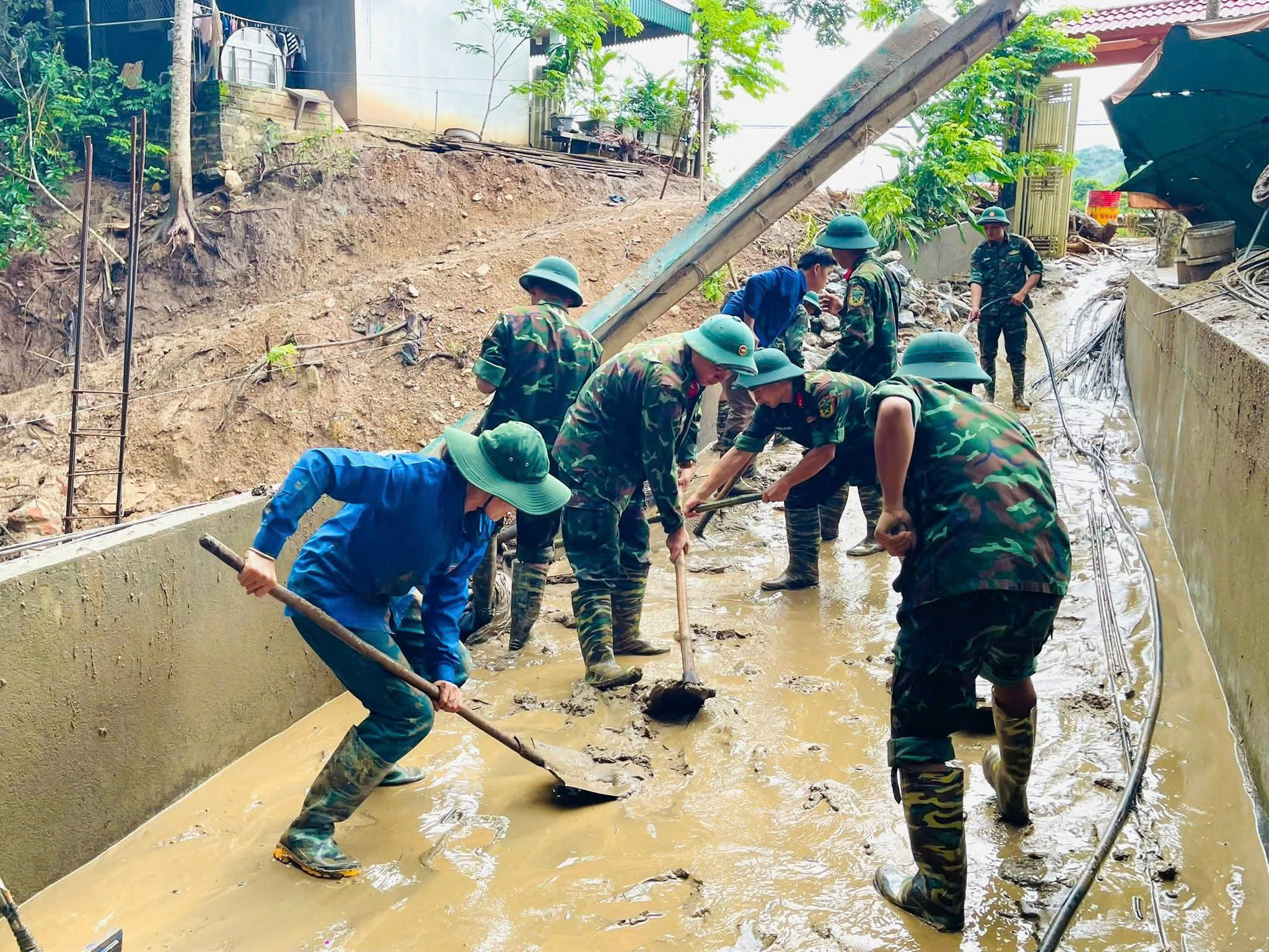 Cảm động thanh ni&ecirc;n t&igrave;nh nguyện gi&uacute;p người d&acirc;n Nghệ An khắc phục sau lũ- Ảnh 9.