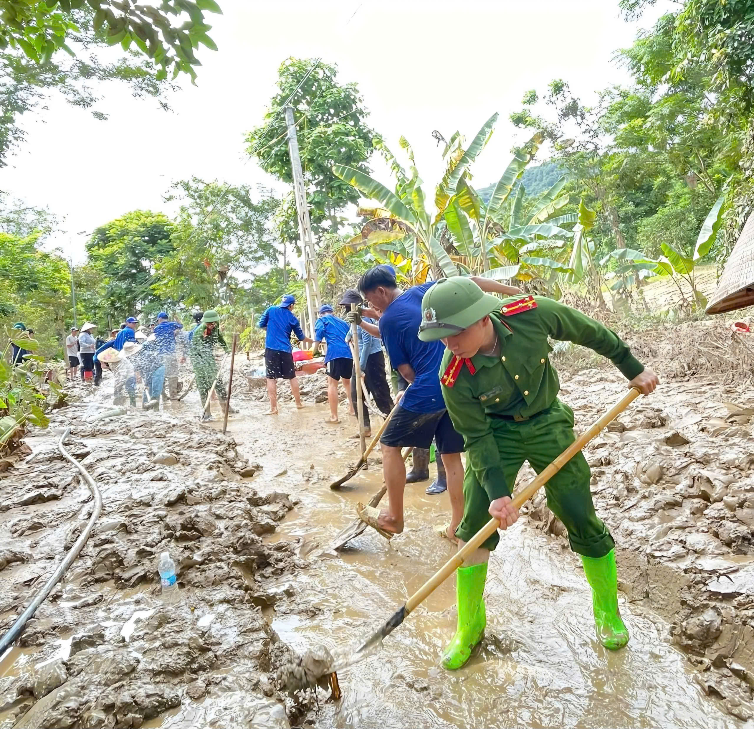 Cảm động thanh ni&ecirc;n t&igrave;nh nguyện gi&uacute;p người d&acirc;n Nghệ An khắc phục sau lũ- Ảnh 11.