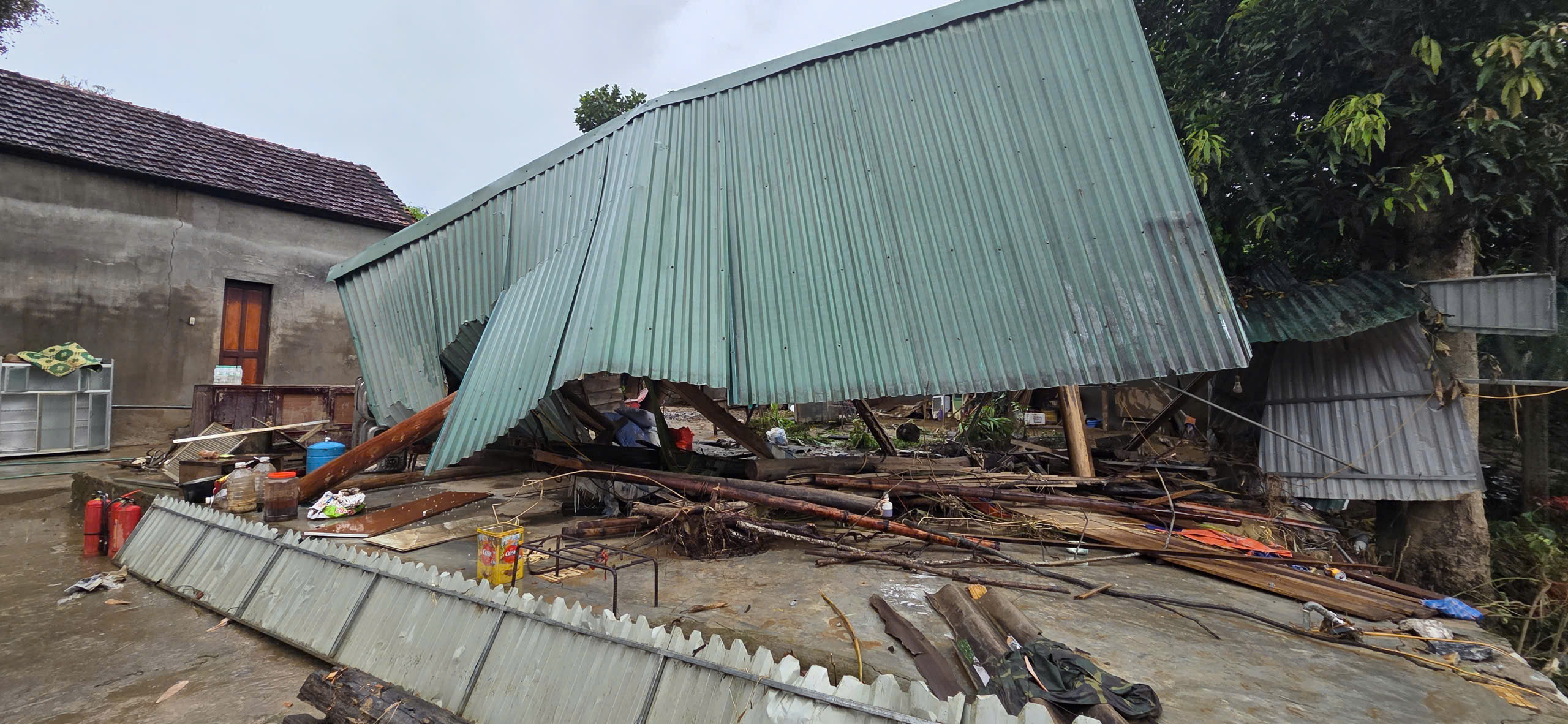 Cảm động thanh ni&ecirc;n t&igrave;nh nguyện gi&uacute;p người d&acirc;n Nghệ An khắc phục sau lũ- Ảnh 4.