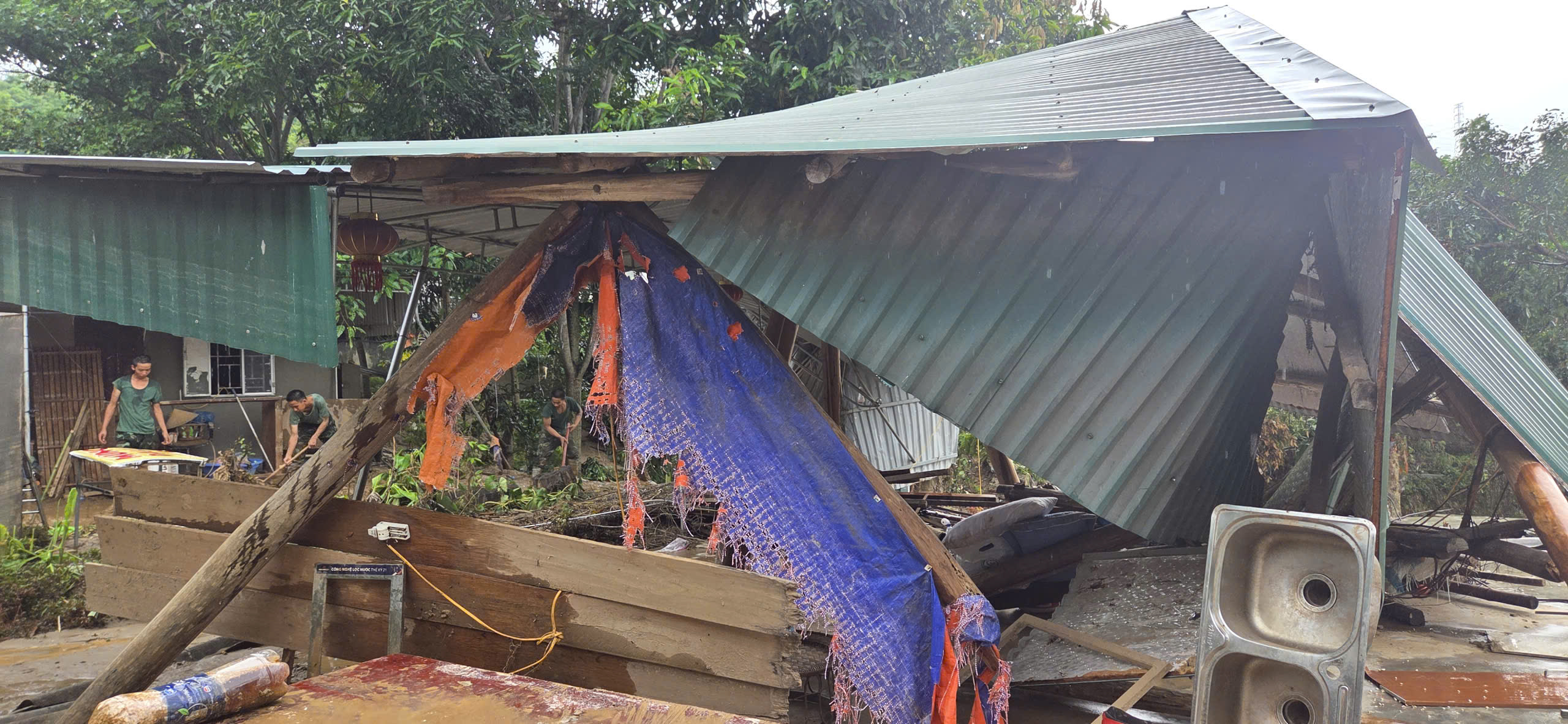 Cảm động thanh ni&ecirc;n t&igrave;nh nguyện gi&uacute;p người d&acirc;n Nghệ An khắc phục sau lũ- Ảnh 2.