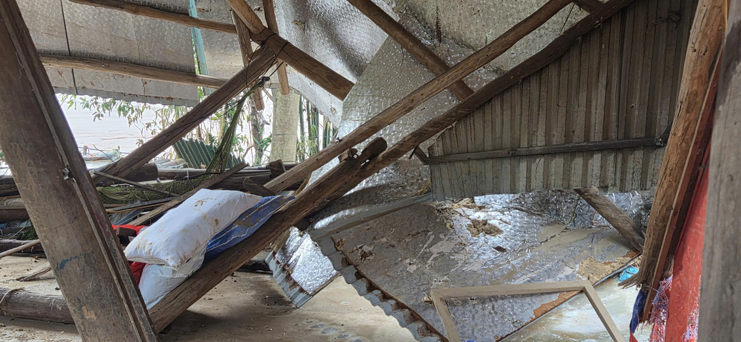 Cảm động thanh ni&ecirc;n t&igrave;nh nguyện gi&uacute;p người d&acirc;n Nghệ An khắc phục sau lũ- Ảnh 3.