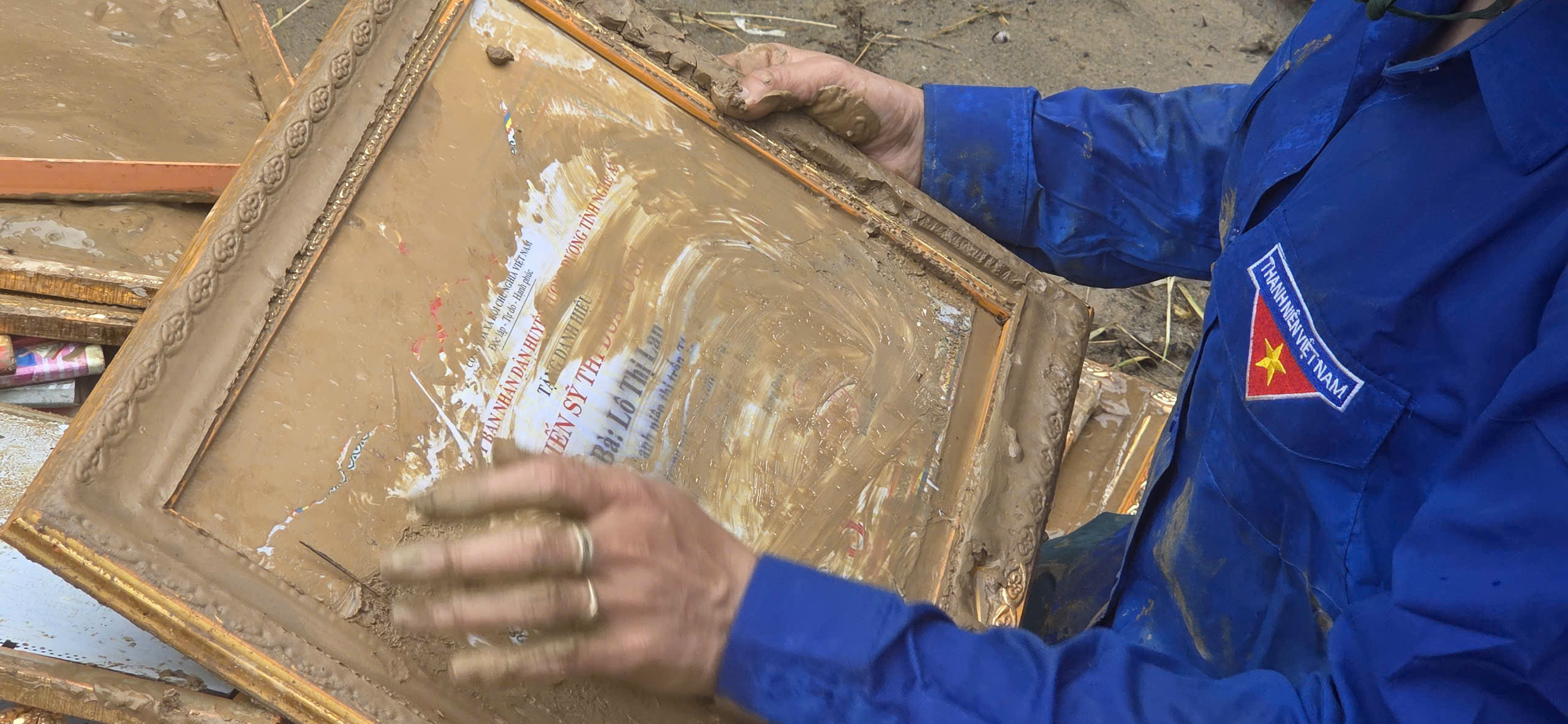 Cảm động thanh ni&ecirc;n t&igrave;nh nguyện gi&uacute;p người d&acirc;n Nghệ An khắc phục sau lũ- Ảnh 7.