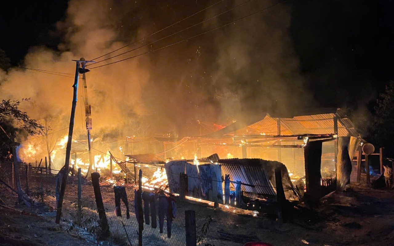 Hỏa hoạn trong đ&ecirc;m thi&ecirc;u rụi hai căn nh&agrave; của hai mẹ con, con trai 19 tuổi tử vong