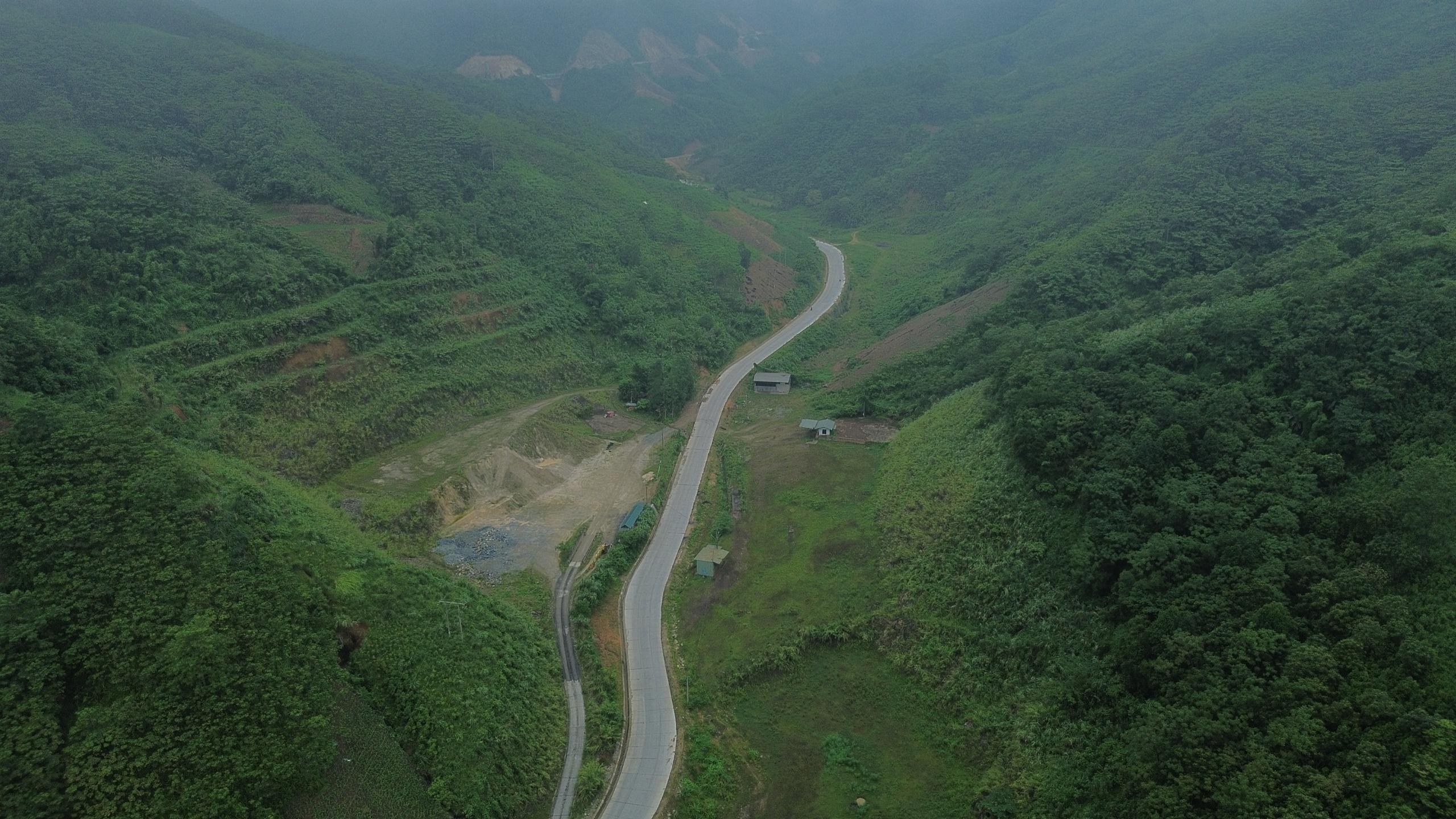 Ăn núi, ngủ rừng và lời hứa tiến độ tuyến đường hơn 1.300 tỷ đồng nối Lào Cai - Lai Châu- Ảnh 8. Ăn núi, ngủ rừng và lời hứa tiến độ tuyến đường hơn 1.300 tỷ đồng nối Lào Cai - Lai Châu- Ảnh 8.