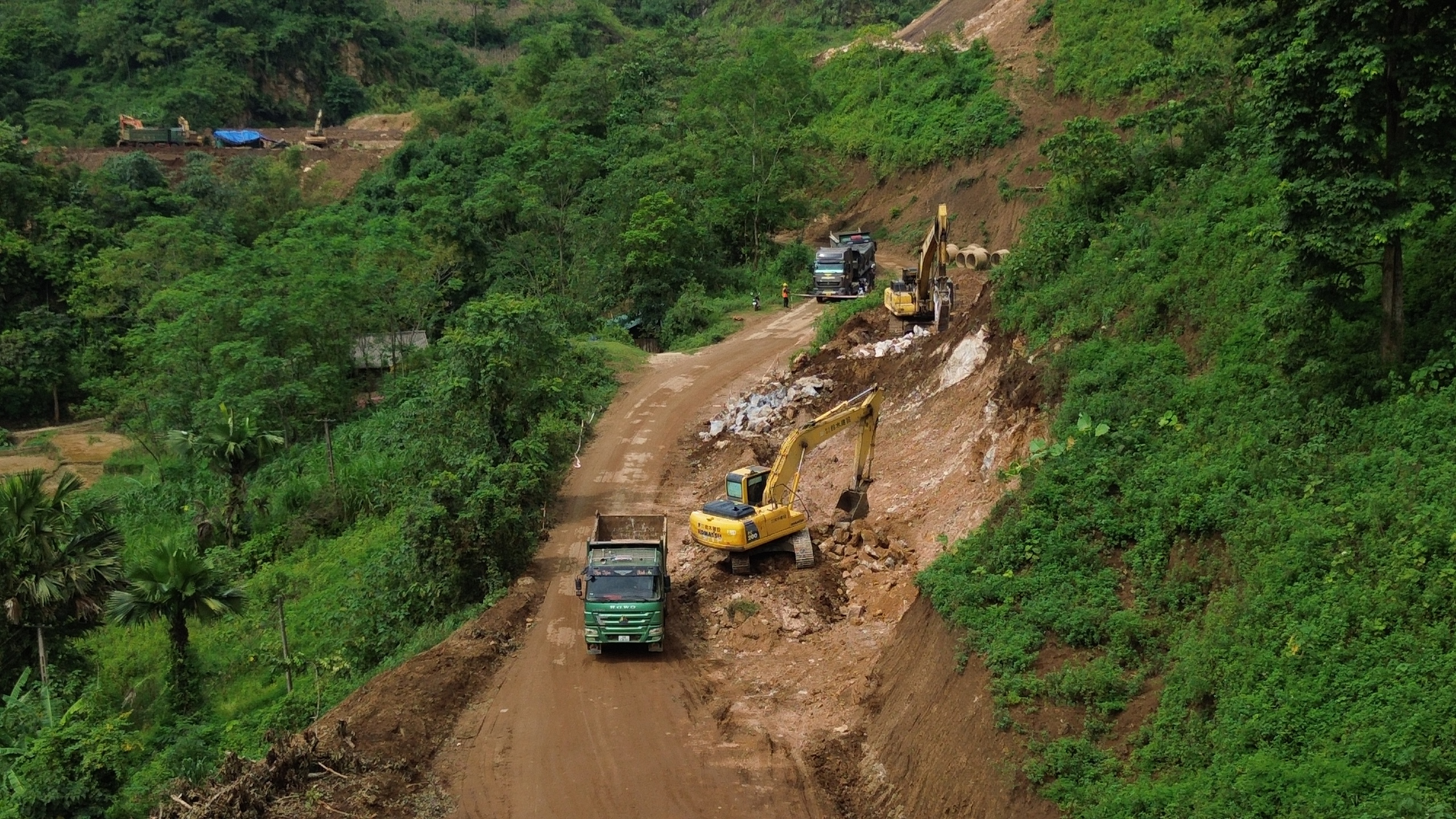 Ăn núi, ngủ rừng và lời hứa tiến độ tuyến đường hơn 1.300 tỷ đồng nối Lào Cai - Lai Châu- Ảnh 4. Ăn núi, ngủ rừng và lời hứa tiến độ tuyến đường hơn 1.300 tỷ đồng nối Lào Cai - Lai Châu- Ảnh 4.