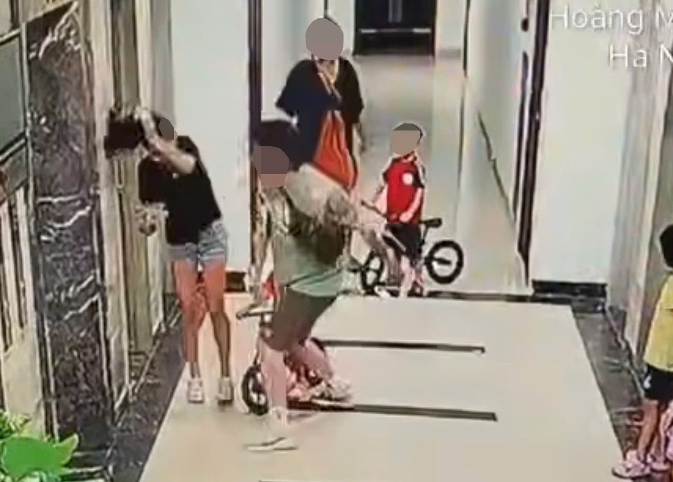 H&agrave; Nội: Triệu tập người đ&agrave;n &ocirc;ng xăm trổ đ&aacute;nh phụ nữ tại chung cư Sky Central - Ảnh 1.