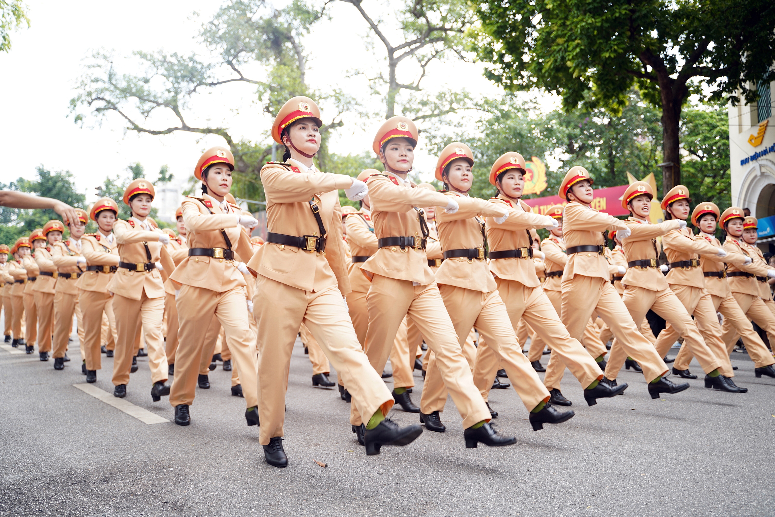 Gần 3.000 c&aacute;n bộ, chiến sĩ C&ocirc;ng an H&agrave; Nội diễu h&agrave;nh, tr&igrave;nh diễn v&otilde; thuật b&ecirc;n hồ Gươm- Ảnh 3.
