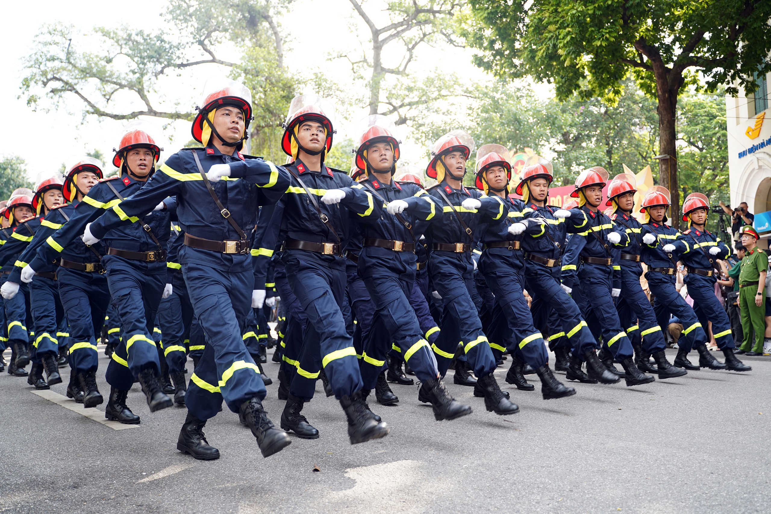 Gần 3.000 c&aacute;n bộ, chiến sĩ C&ocirc;ng an H&agrave; Nội diễu h&agrave;nh, tr&igrave;nh diễn v&otilde; thuật b&ecirc;n hồ Gươm- Ảnh 4.