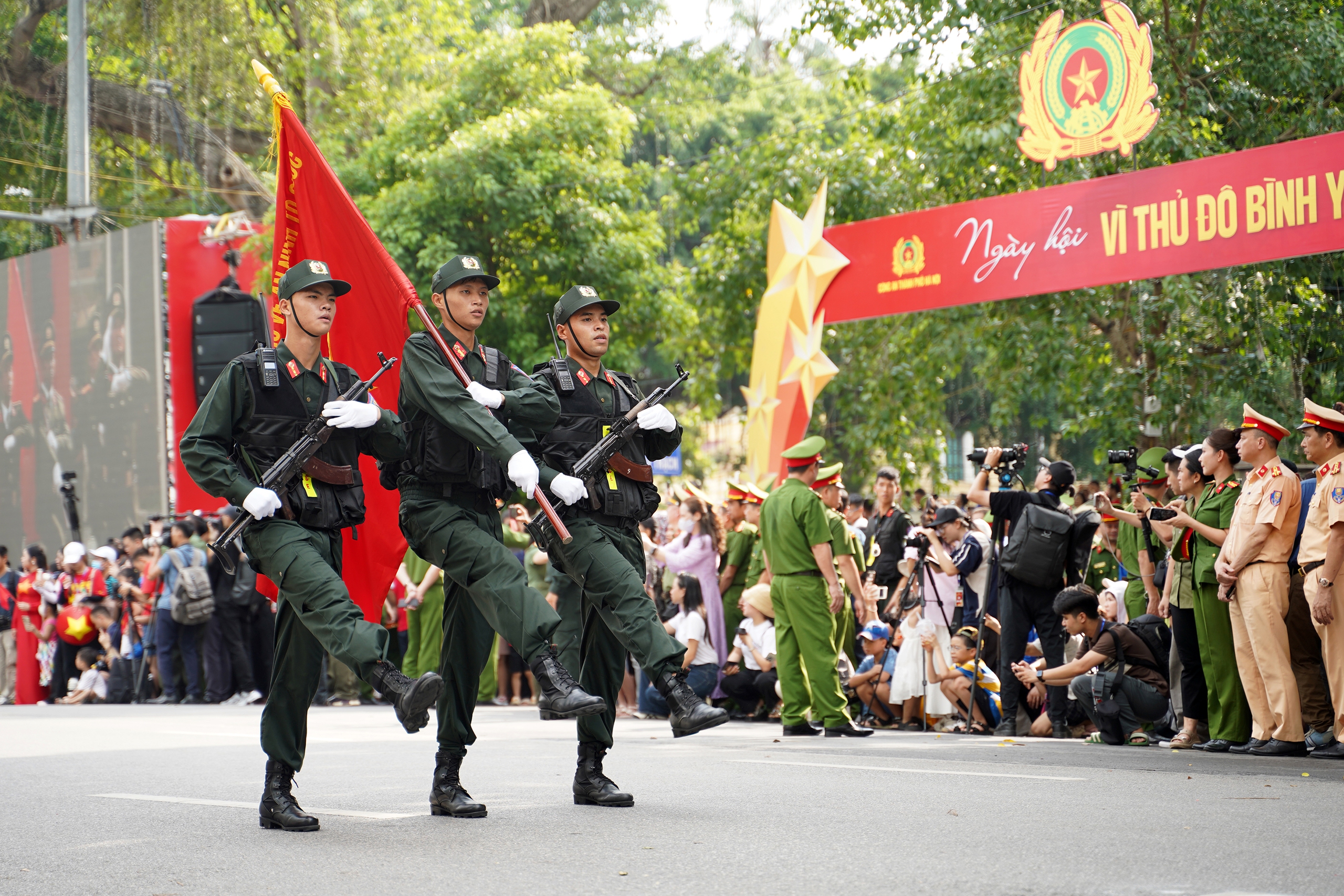Gần 3.000 c&aacute;n bộ, chiến sĩ C&ocirc;ng an H&agrave; Nội diễu h&agrave;nh, tr&igrave;nh diễn v&otilde; thuật b&ecirc;n hồ Gươm- Ảnh 11.