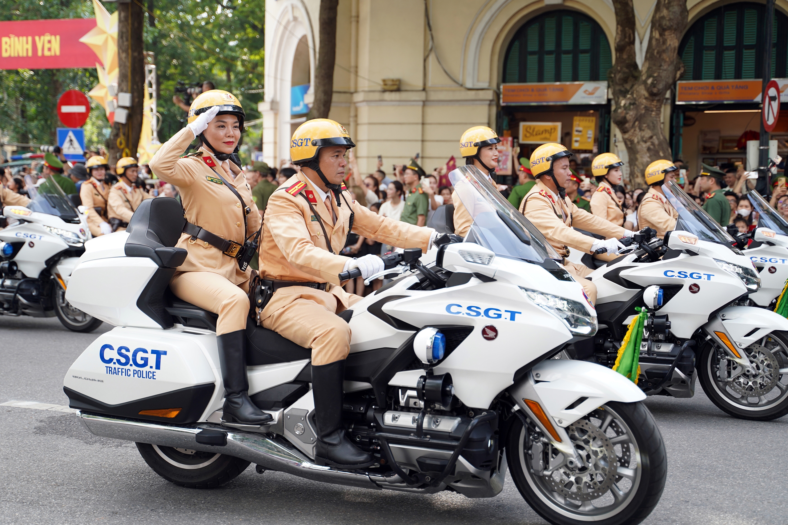 Gần 3.000 c&aacute;n bộ, chiến sĩ C&ocirc;ng an H&agrave; Nội diễu h&agrave;nh, tr&igrave;nh diễn v&otilde; thuật b&ecirc;n hồ Gươm- Ảnh 6.