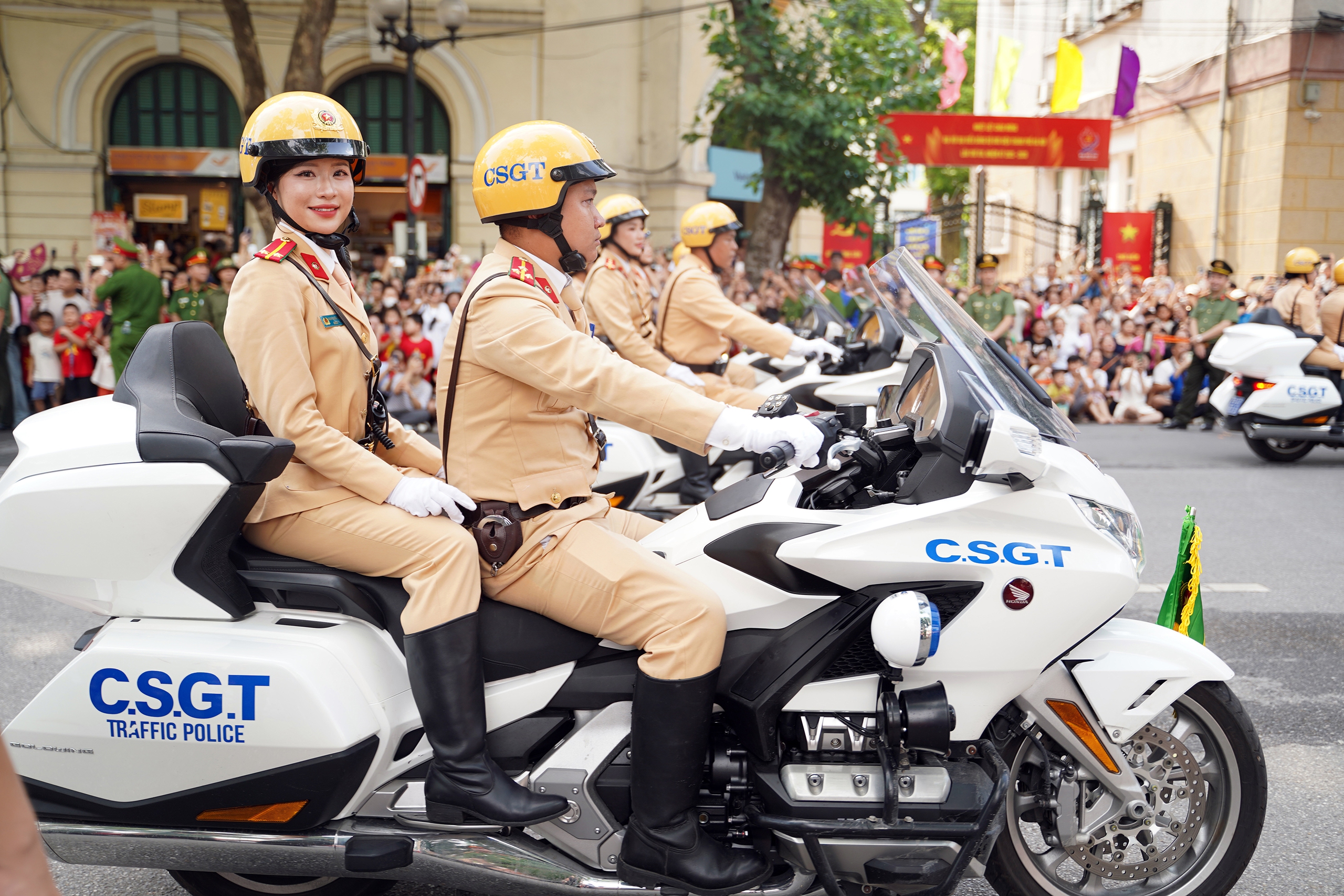 Gần 3.000 c&aacute;n bộ, chiến sĩ C&ocirc;ng an H&agrave; Nội diễu h&agrave;nh, tr&igrave;nh diễn v&otilde; thuật b&ecirc;n hồ Gươm- Ảnh 5.