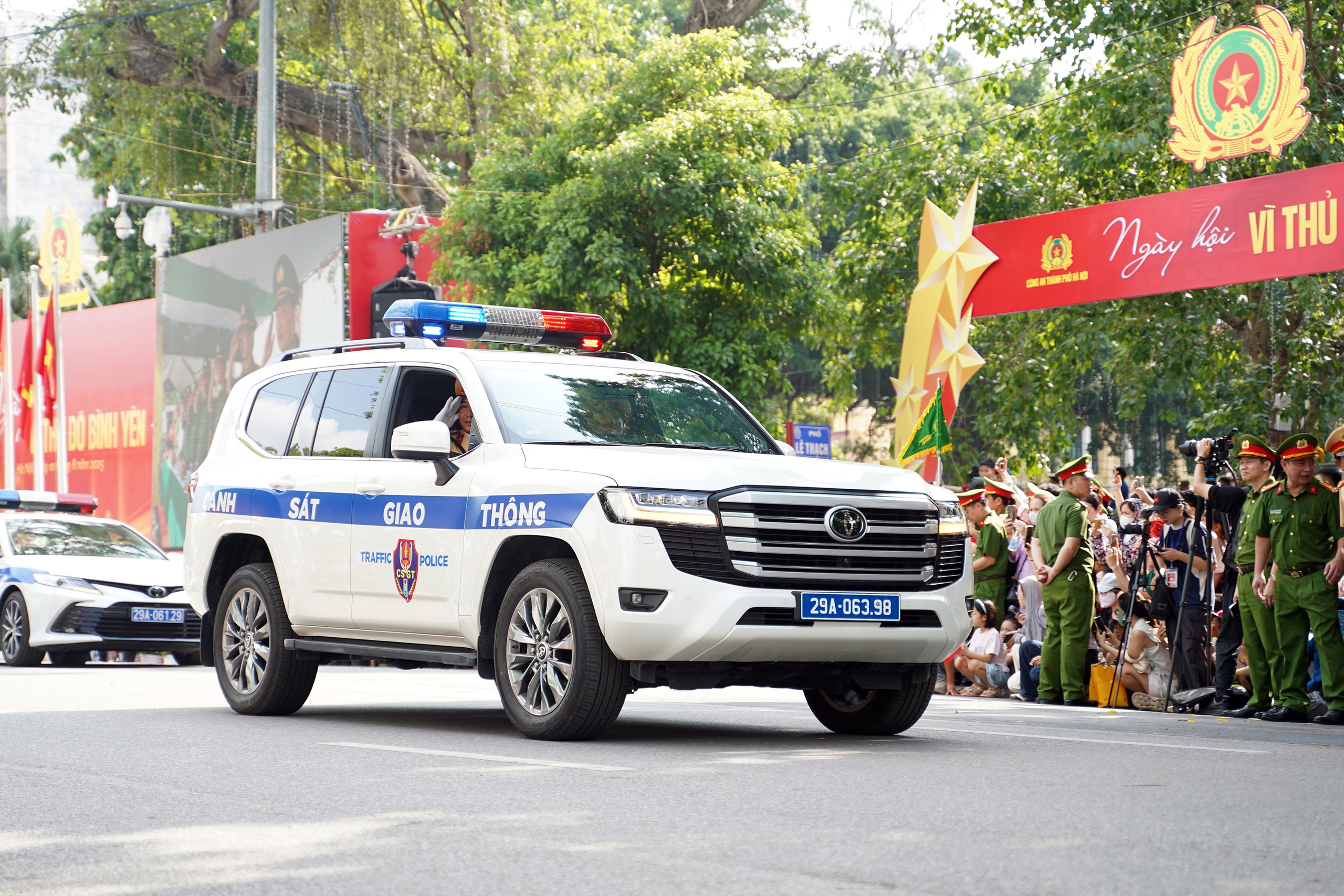 Gần 3.000 c&aacute;n bộ, chiến sĩ C&ocirc;ng an H&agrave; Nội diễu h&agrave;nh, tr&igrave;nh diễn v&otilde; thuật b&ecirc;n hồ Gươm- Ảnh 7.