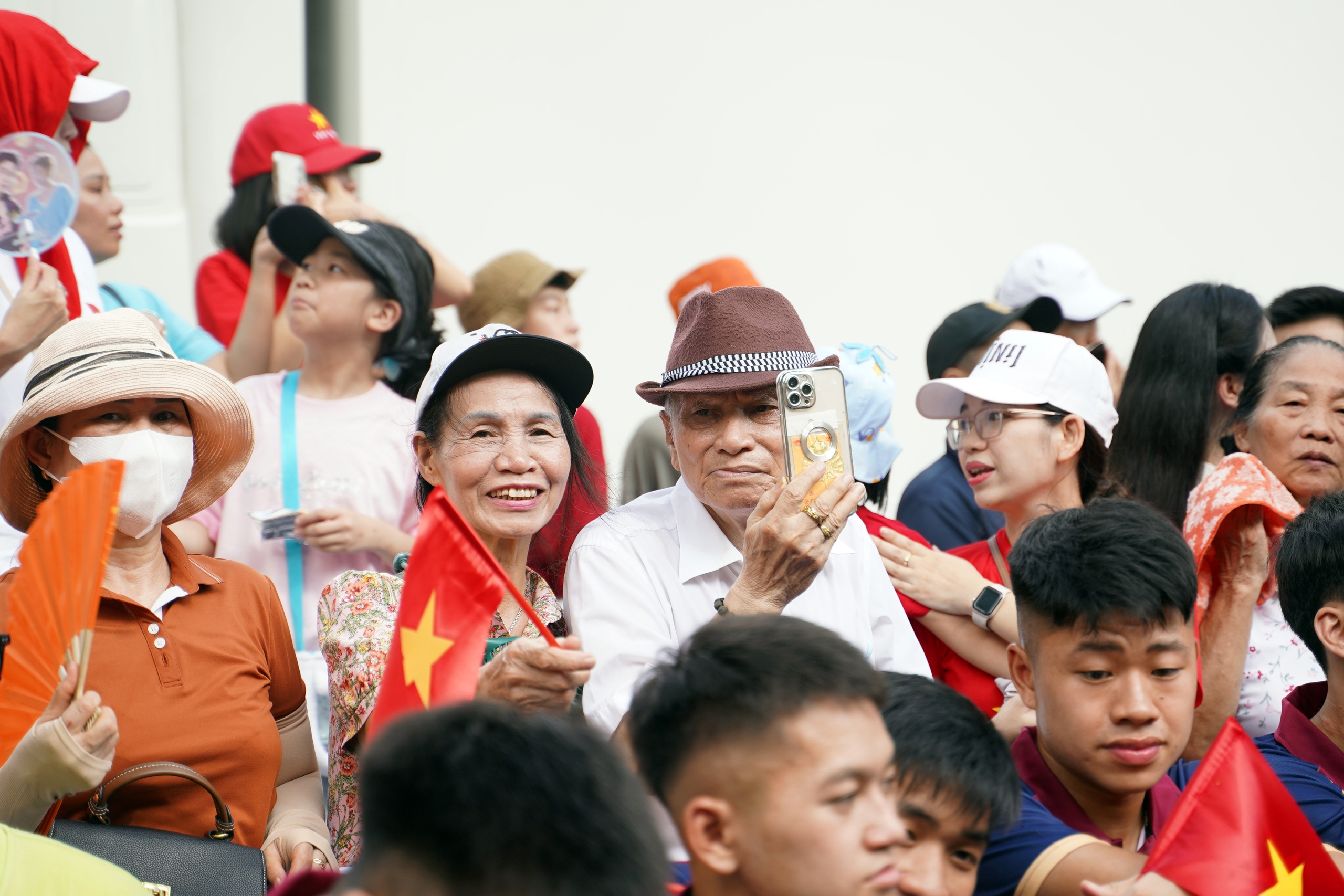 Gần 3.000 c&aacute;n bộ, chiến sĩ C&ocirc;ng an H&agrave; Nội diễu h&agrave;nh, tr&igrave;nh diễn v&otilde; thuật b&ecirc;n hồ Gươm- Ảnh 15.
