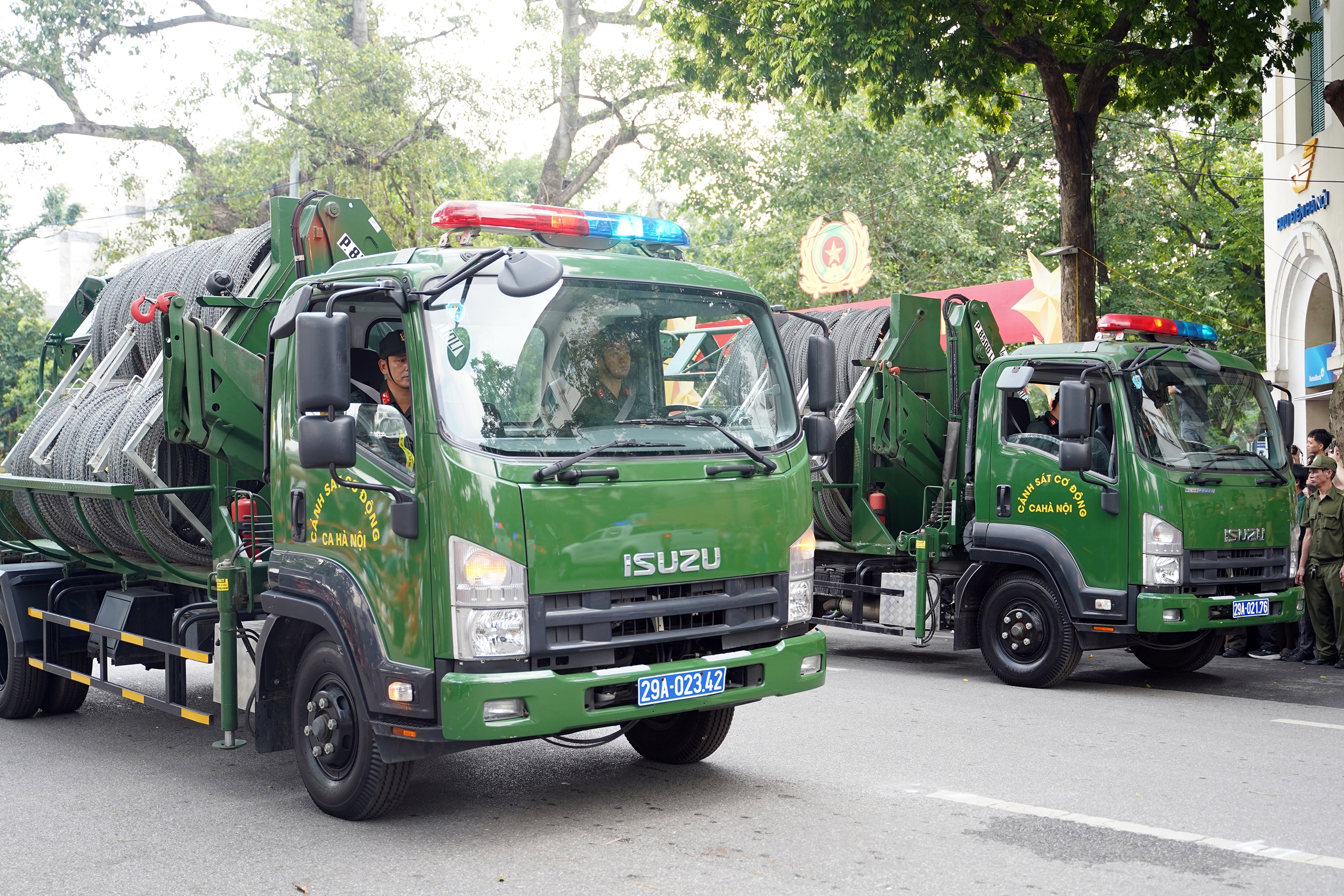 Gần 3.000 c&aacute;n bộ, chiến sĩ C&ocirc;ng an H&agrave; Nội diễu h&agrave;nh, tr&igrave;nh diễn v&otilde; thuật b&ecirc;n hồ Gươm- Ảnh 10.